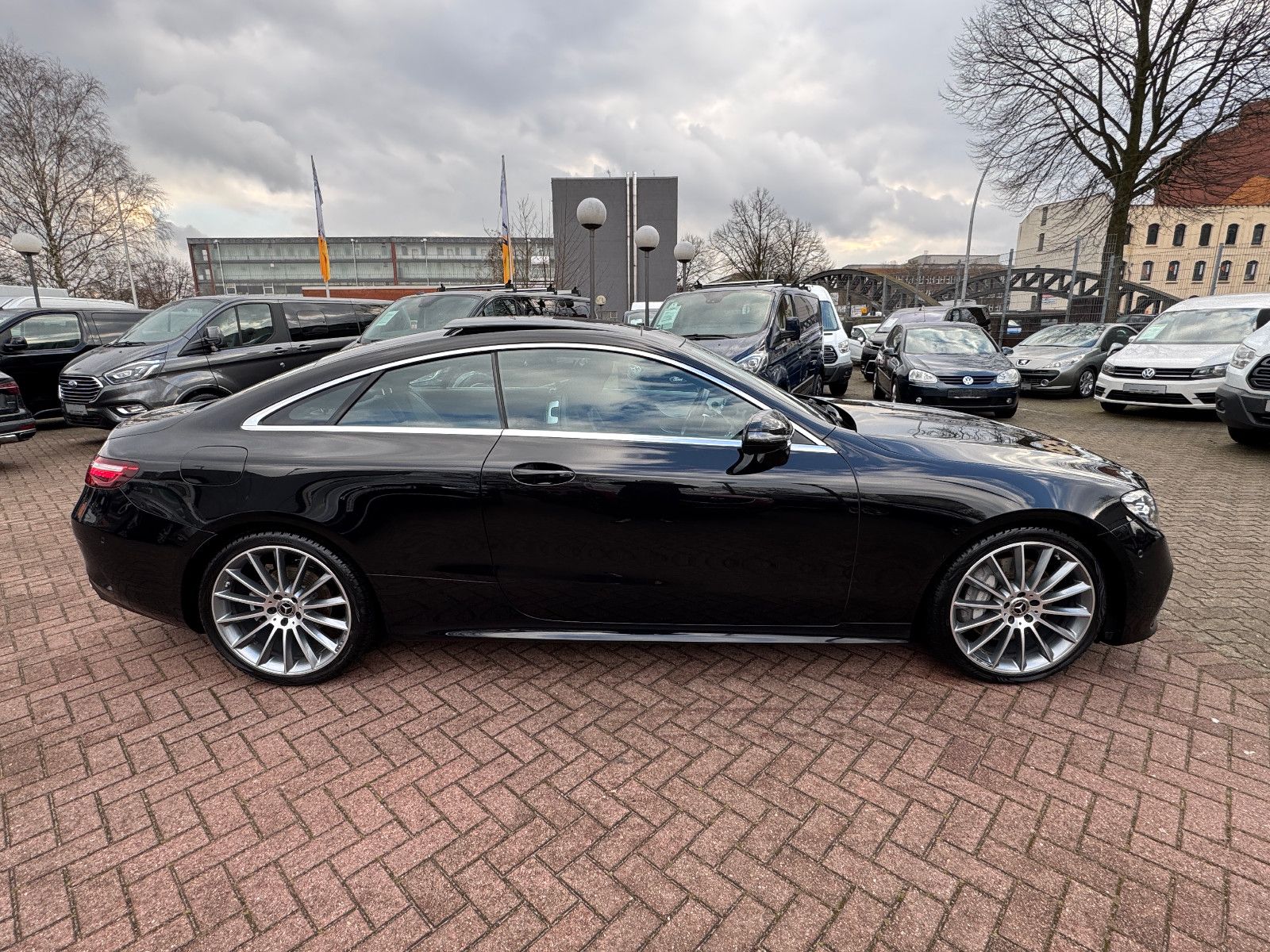 Fahrzeugabbildung Mercedes-Benz E 300 Coupe 9G 2X AMG LINE PANORAMA MBUX 20 ZOLL