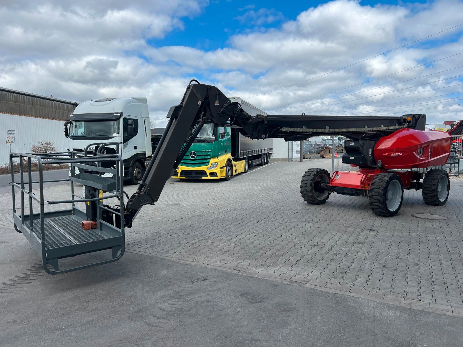 Fahrzeugabbildung Manitou 280 TJ / Arbeitshöhe: 28m / 4x4