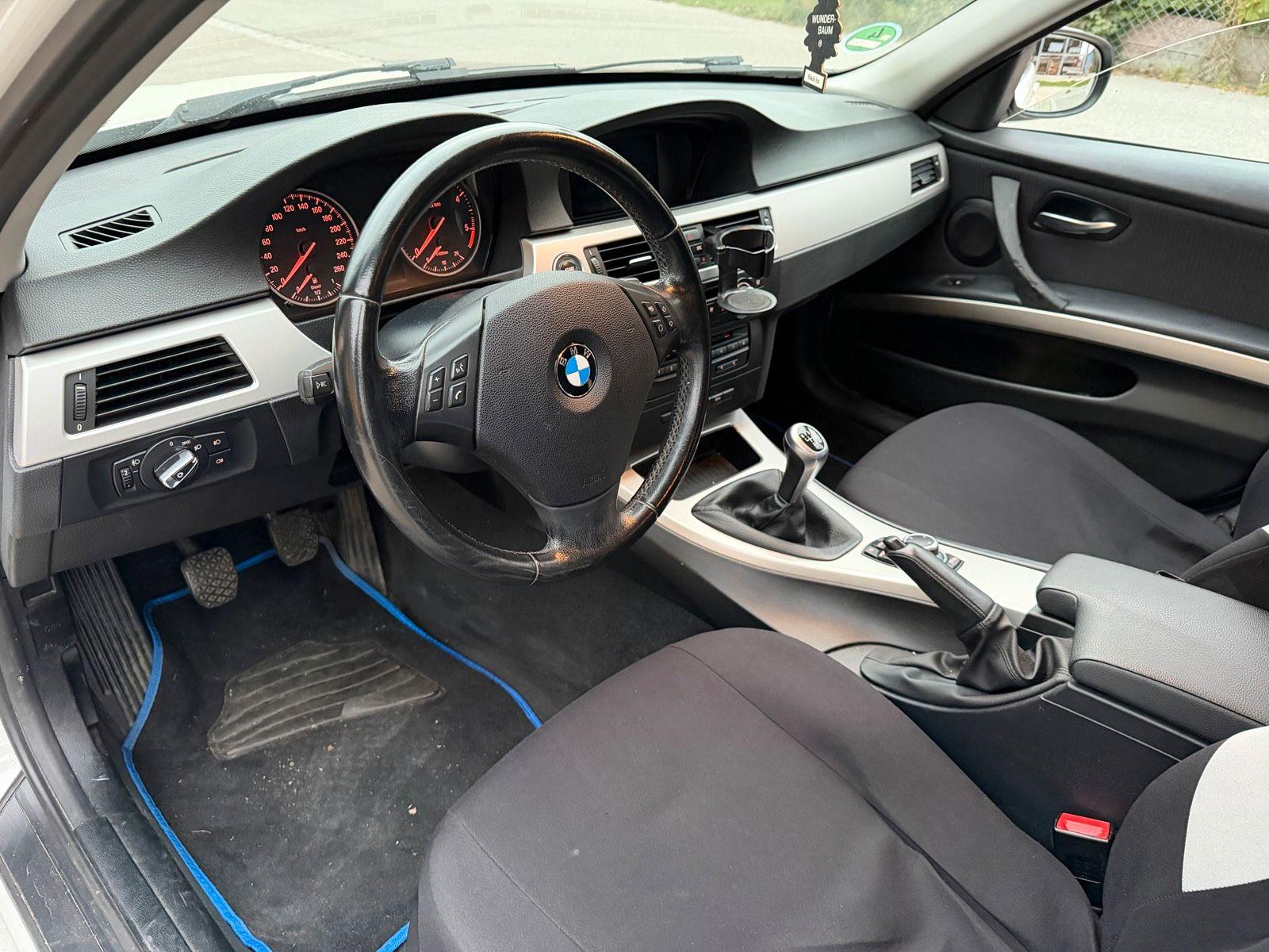 BMW 318 2010 — photo 9