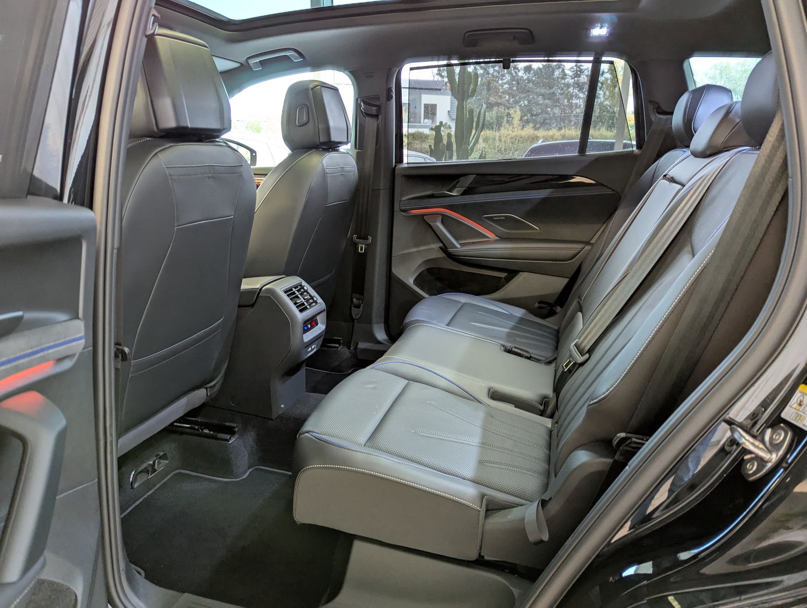 VW Tayron 2.0 R-Line Leder Launch Pano Black AHK 20 - Image 13