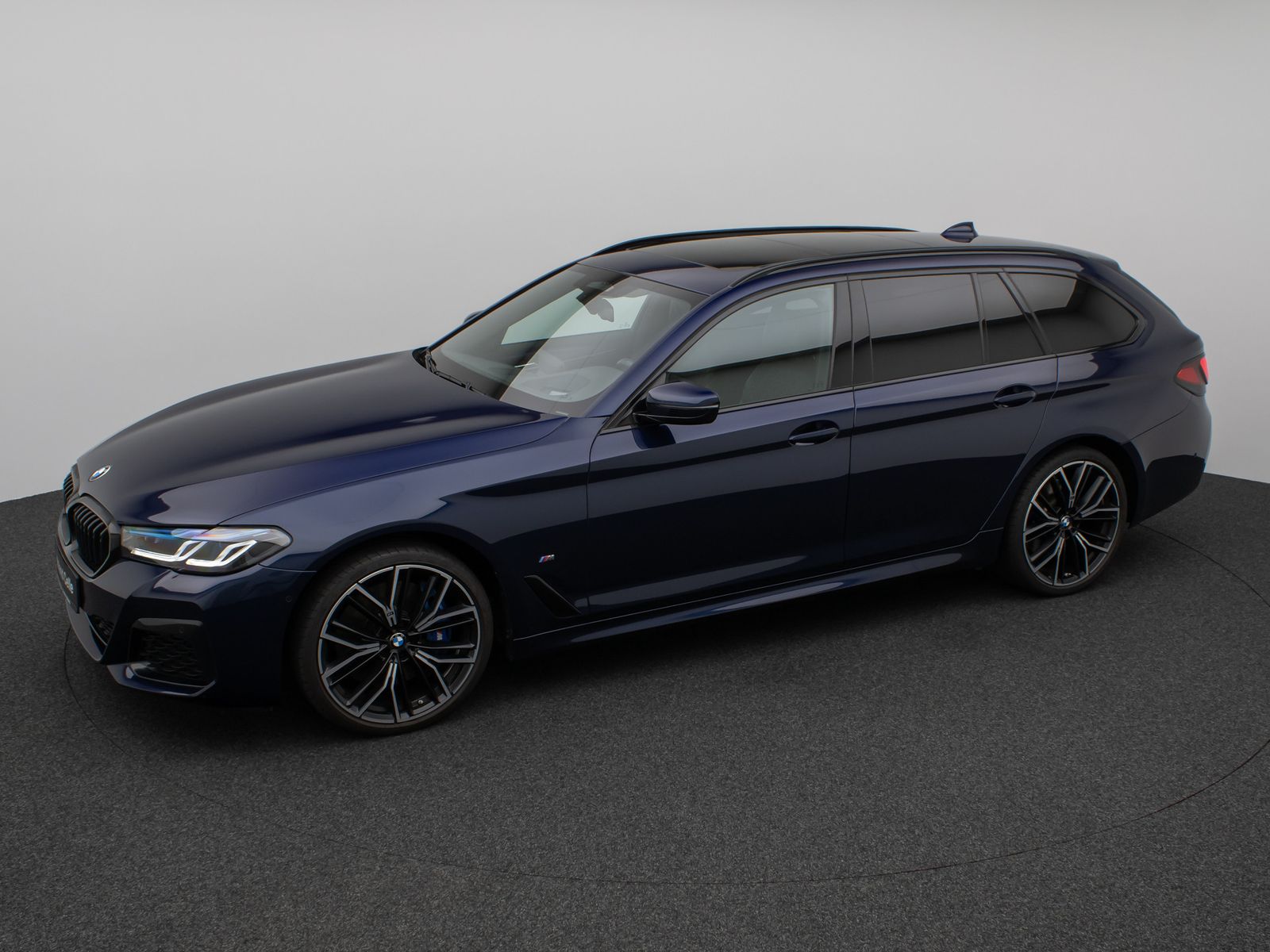 Fahrzeugabbildung BMW 540d xD M Sport Panoram Kamer HUD H/K TV Massage