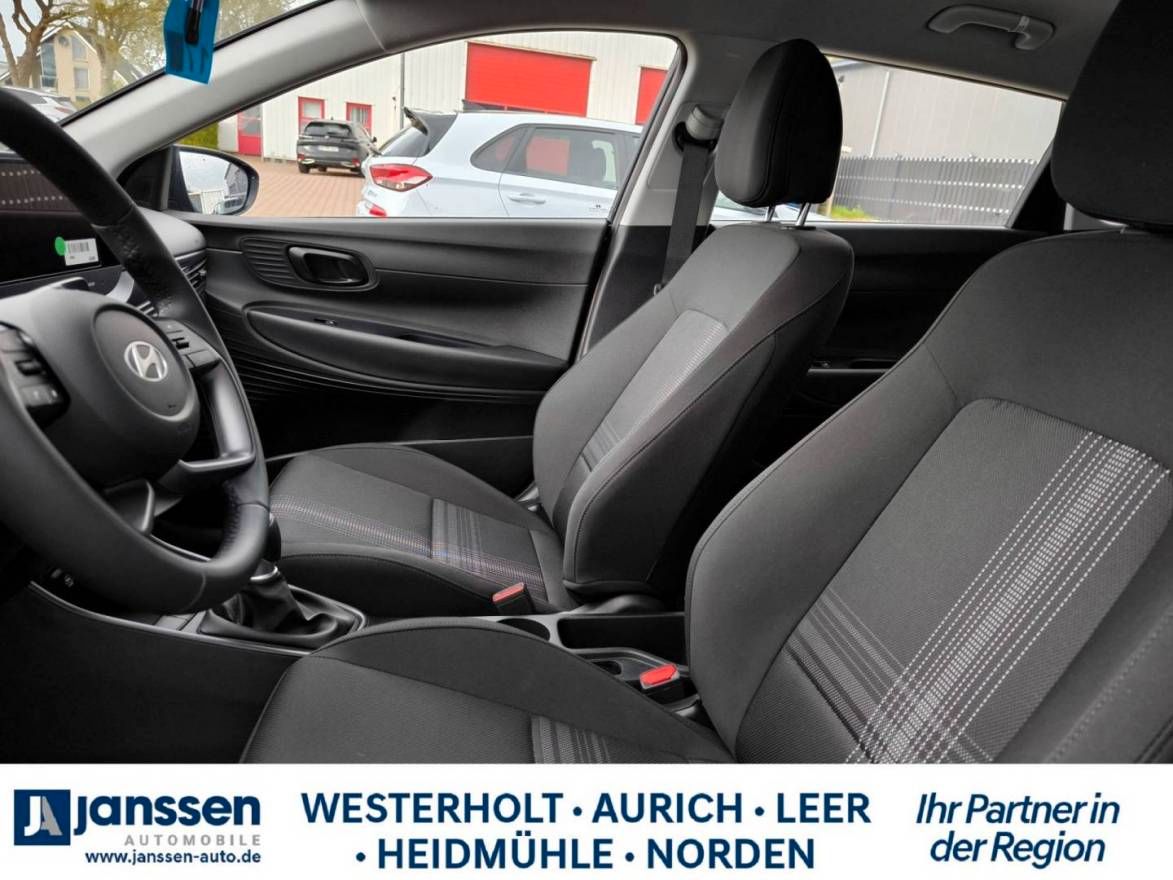Fahrzeugabbildung Hyundai i20 Select Funktionspaket PDC Navi Rückfahrkamer