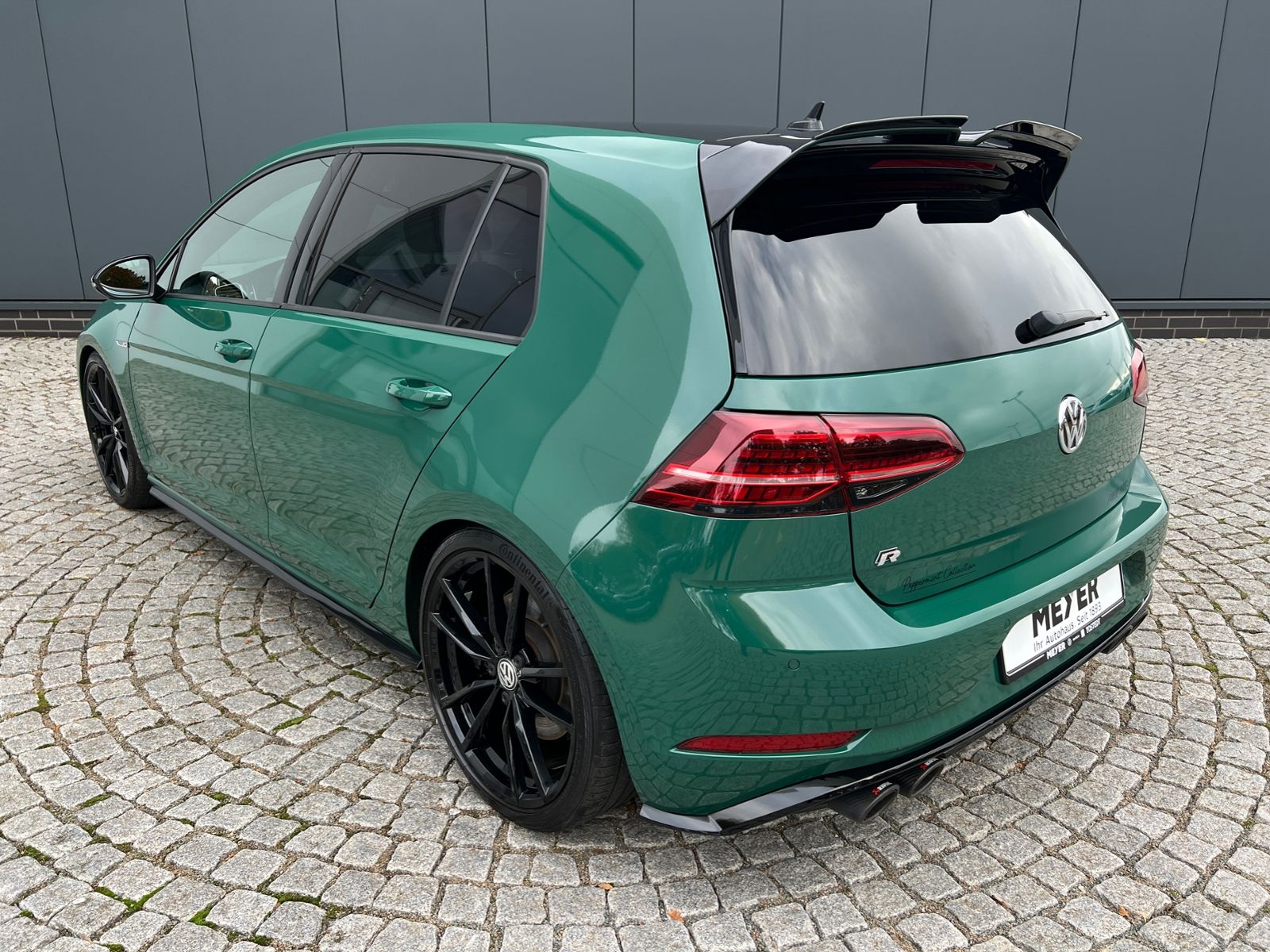 Fahrzeugabbildung Volkswagen Golf VII R 4MOTION 2.0 TSI OPF DSG *Sportauspuff