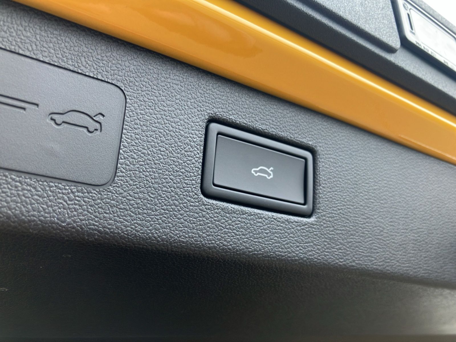 Fahrzeugabbildung Volkswagen T-Roc R-Line eTSI DSG ACC SH HuD AppConnect 360°