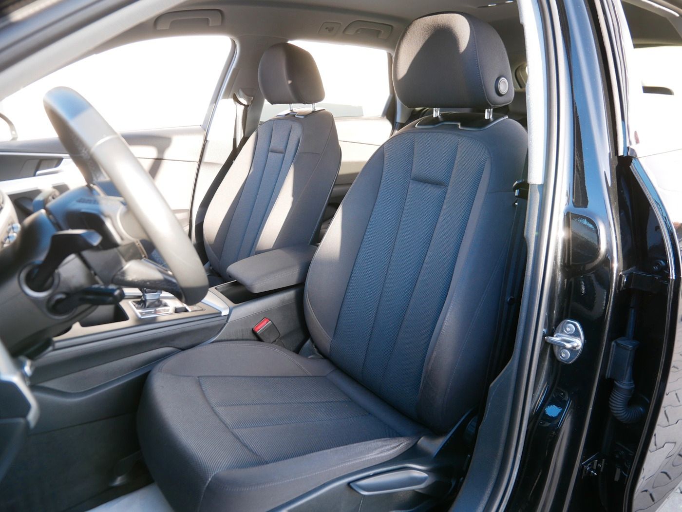 Fahrzeugabbildung Audi A4 2.0 TFSI Avant NAVI SHZ PDC Klimaautomatik LE