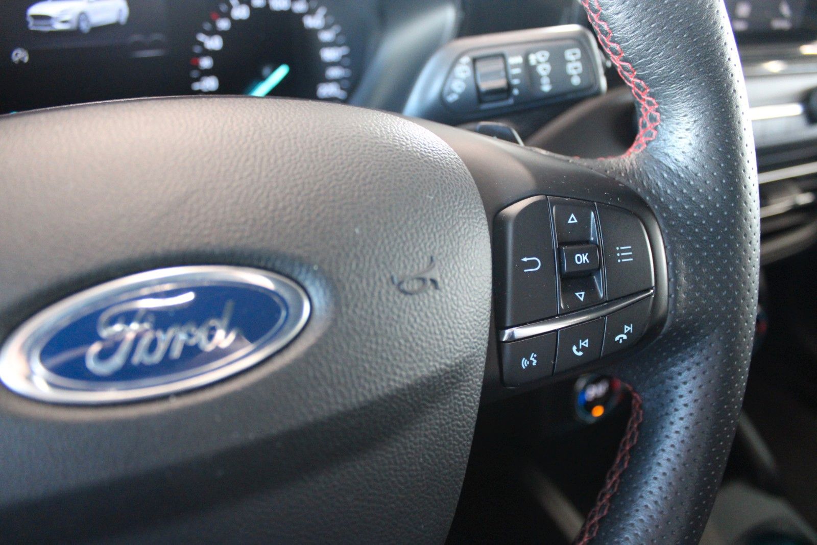 Fahrzeugabbildung Ford Focus ST-Line Automatik WinterPaket CAM ACC