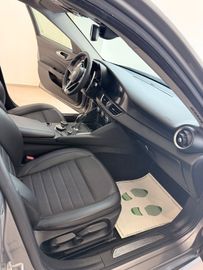 Alfa-Romeo Giulia - 8