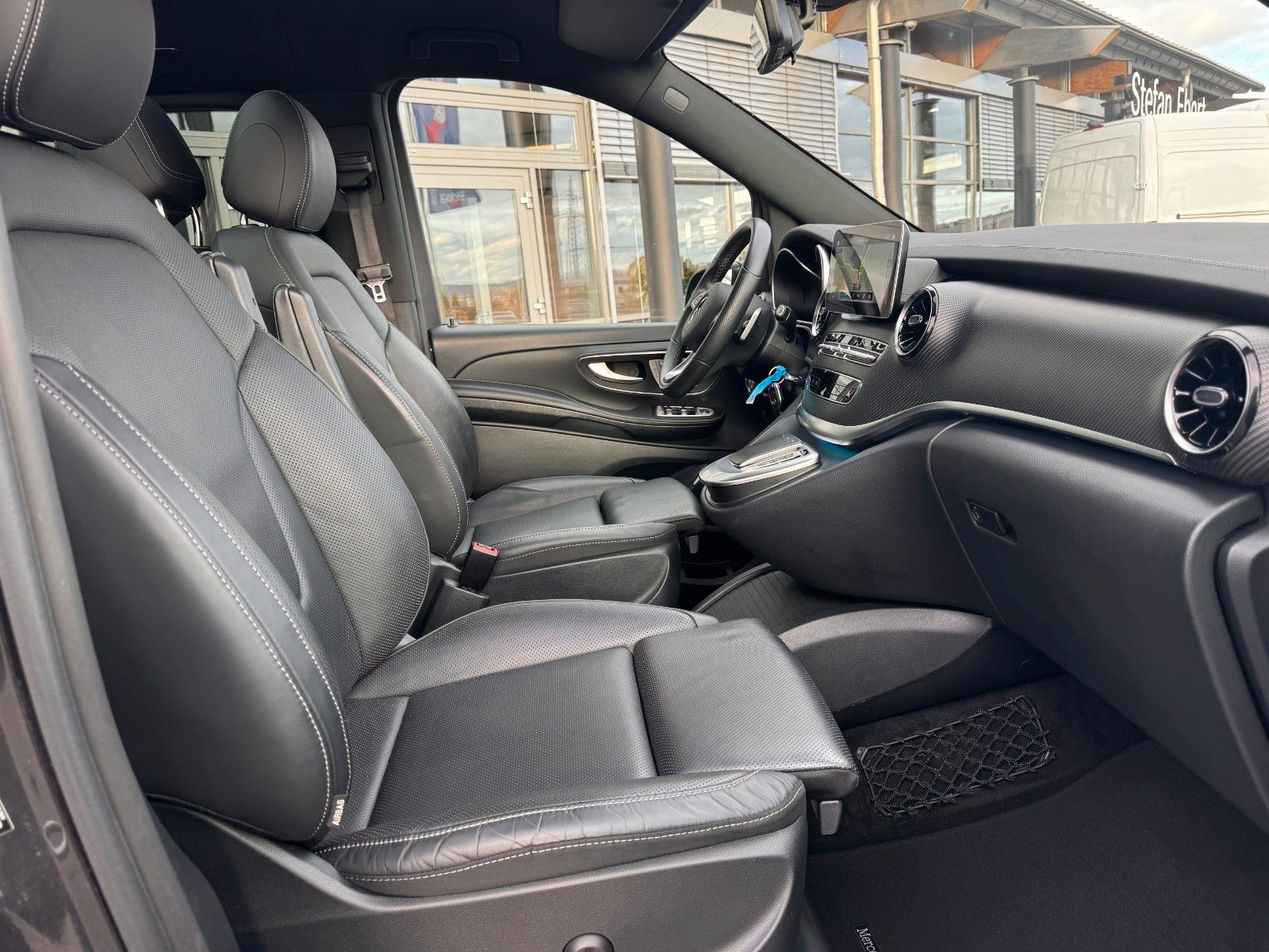 Fahrzeugabbildung Mercedes-Benz V 300 d 4MATIC AVA ED AMG DISTR Stdh AHK2,5 PANO