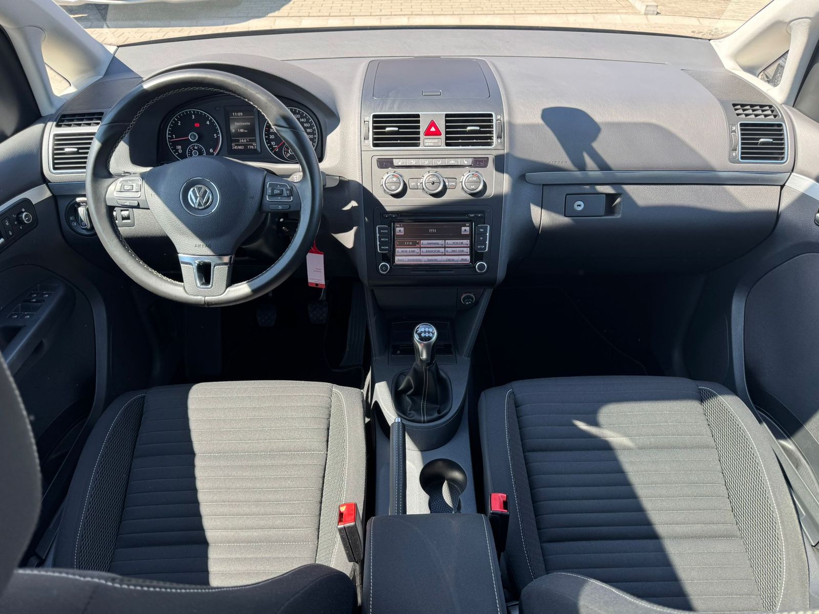 Fahrzeugabbildung Volkswagen Touran 2.0 TDI Cup PANO*BI-XENON*KLIMA*PDC*SHZ