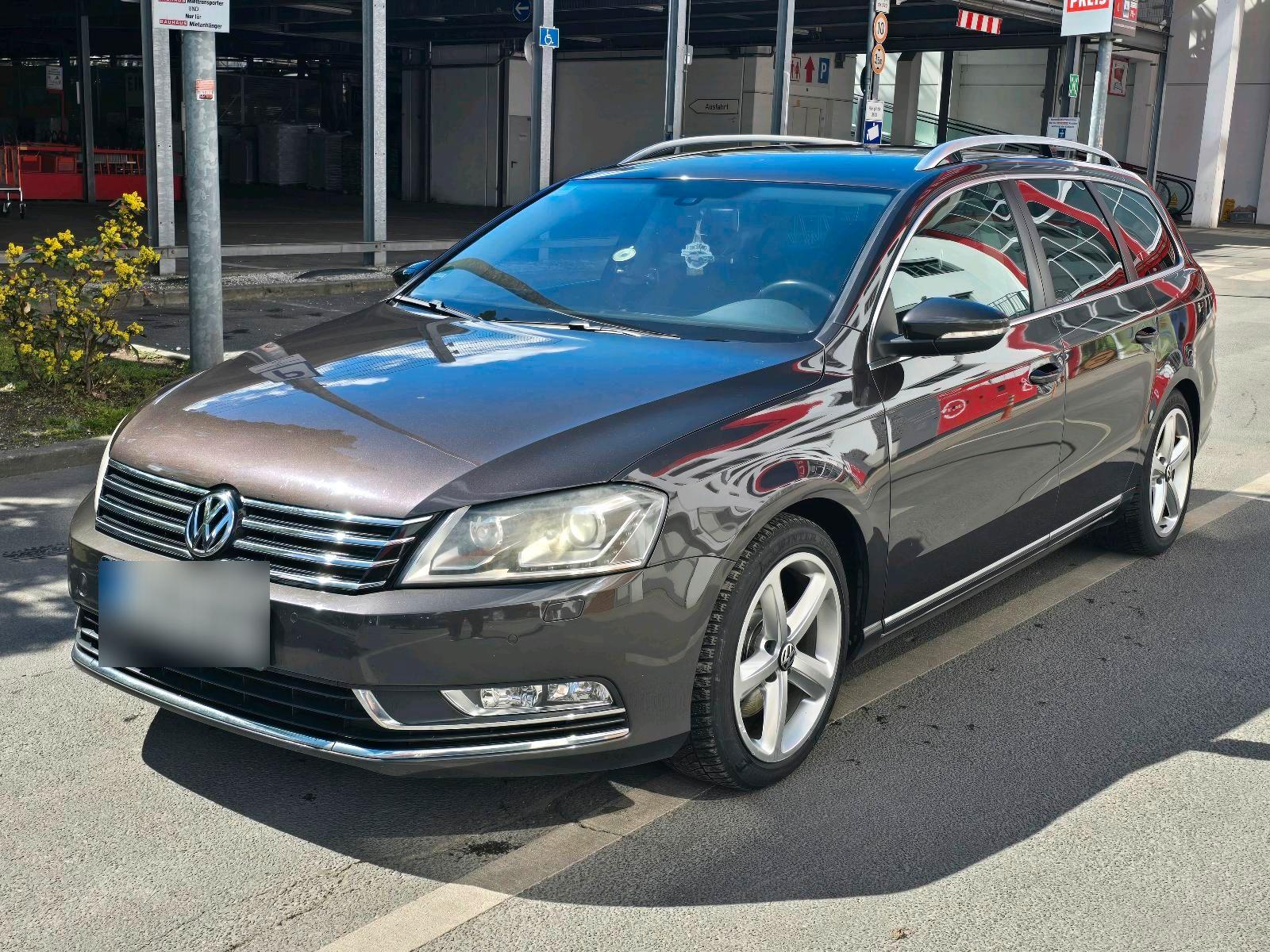 Volkswagen Passat 2011 — rear view