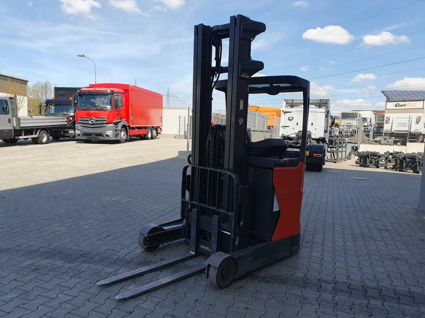 Fahrzeugabbildung Linde R12B-01 / nur 2.394h! / Hubhöhe: 6m / 2015