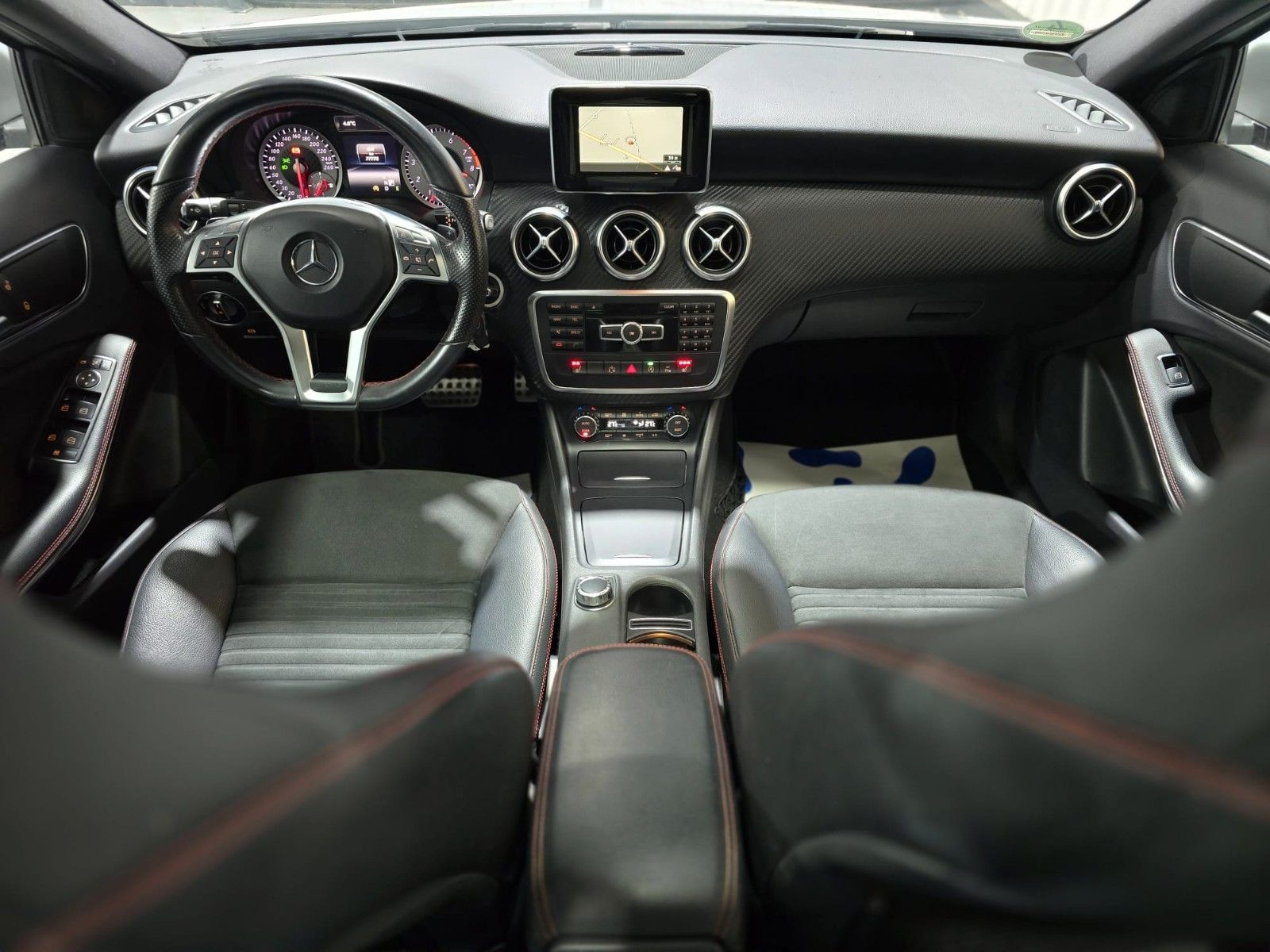 Fahrzeugabbildung Mercedes-Benz A250 AMG-Line/Panorama/Navi/8fach/TÜV-NEU