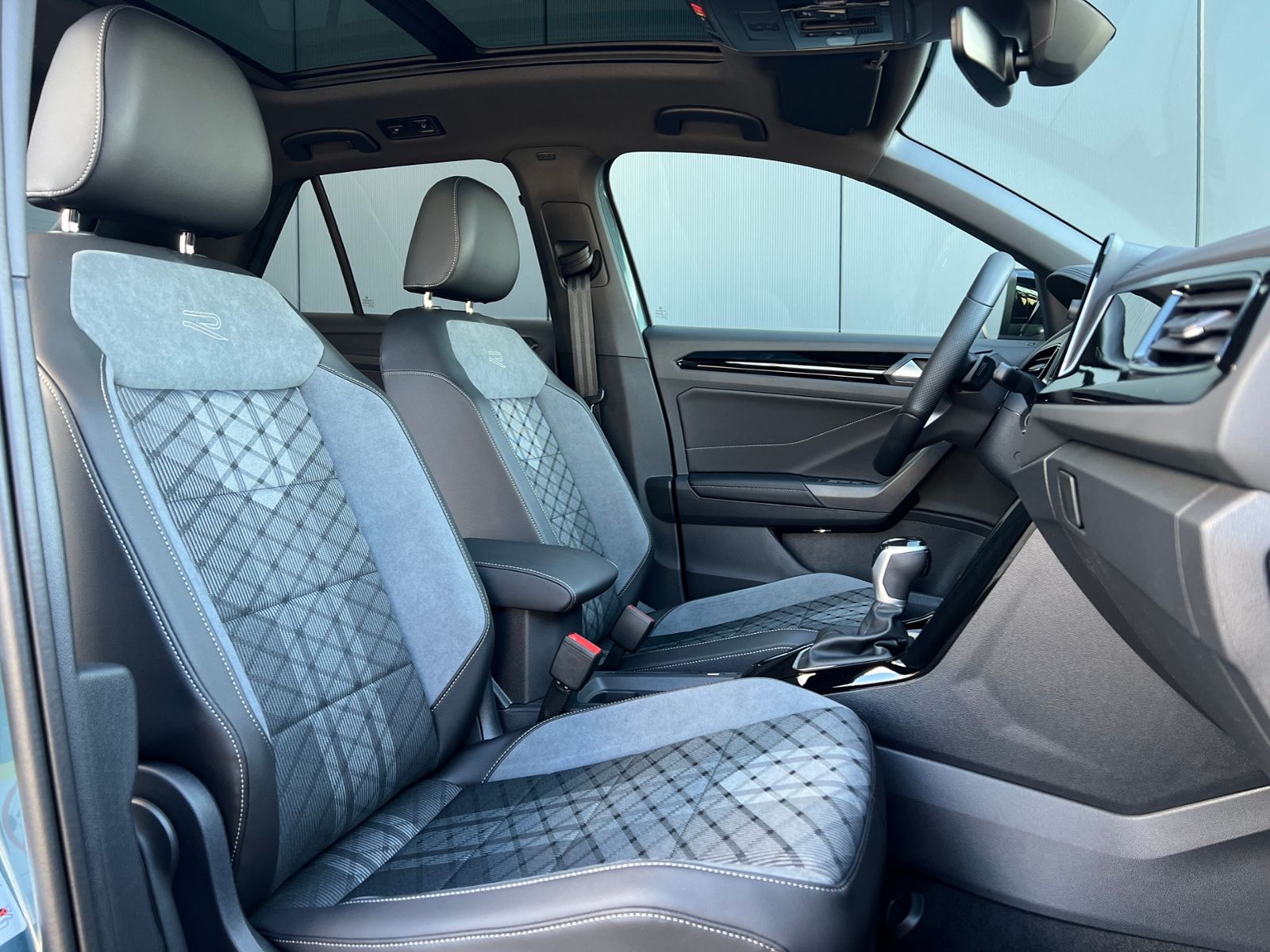 Fahrzeugabbildung Volkswagen T-Roc R-Line 1.5 TSI DSG *AHK, Pano, Black Style