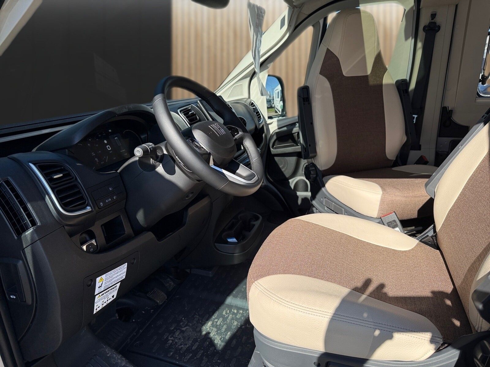 Fahrzeugabbildung Eura Mobil Van V 635 EB Fahrassistenz-, Mondial Plus Paket