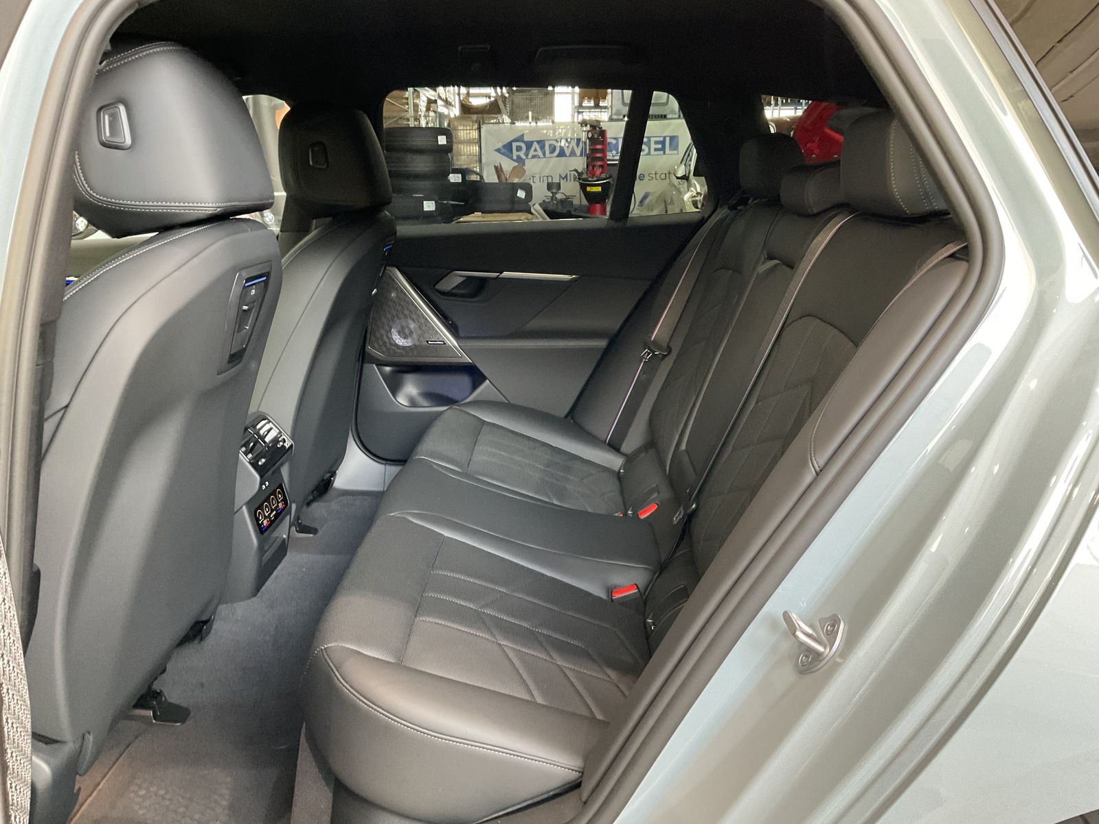 Fahrzeugeinzelansicht 13 Fahrzeugabbildung BMW i5 xDrive40 |Sitzbelüftung |elektr. Sitzverst. v