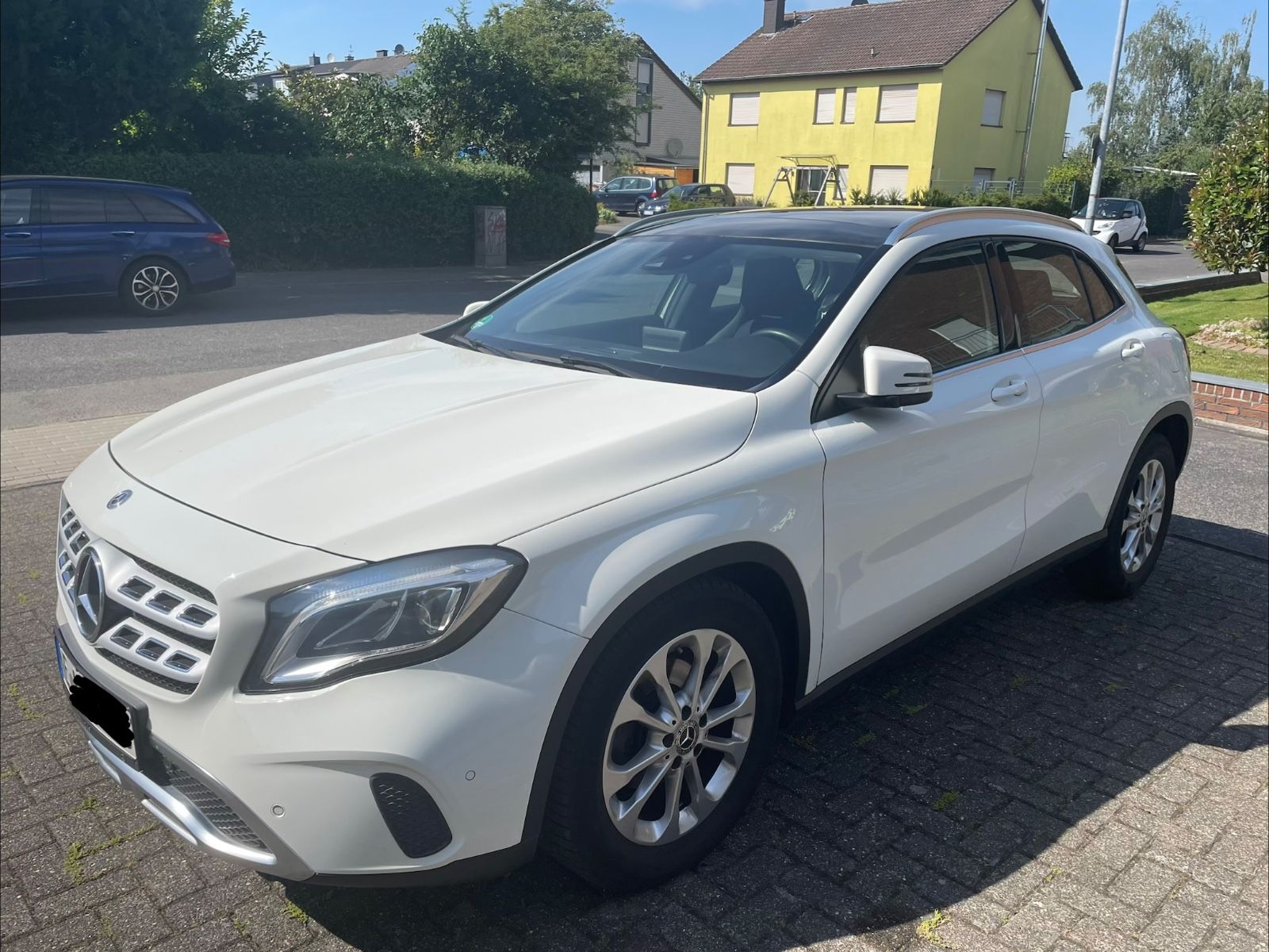 MERCEDES-BENZ GLA 200 Navi/PDC/Pano/SHZ/Keyless/8-fach bereift