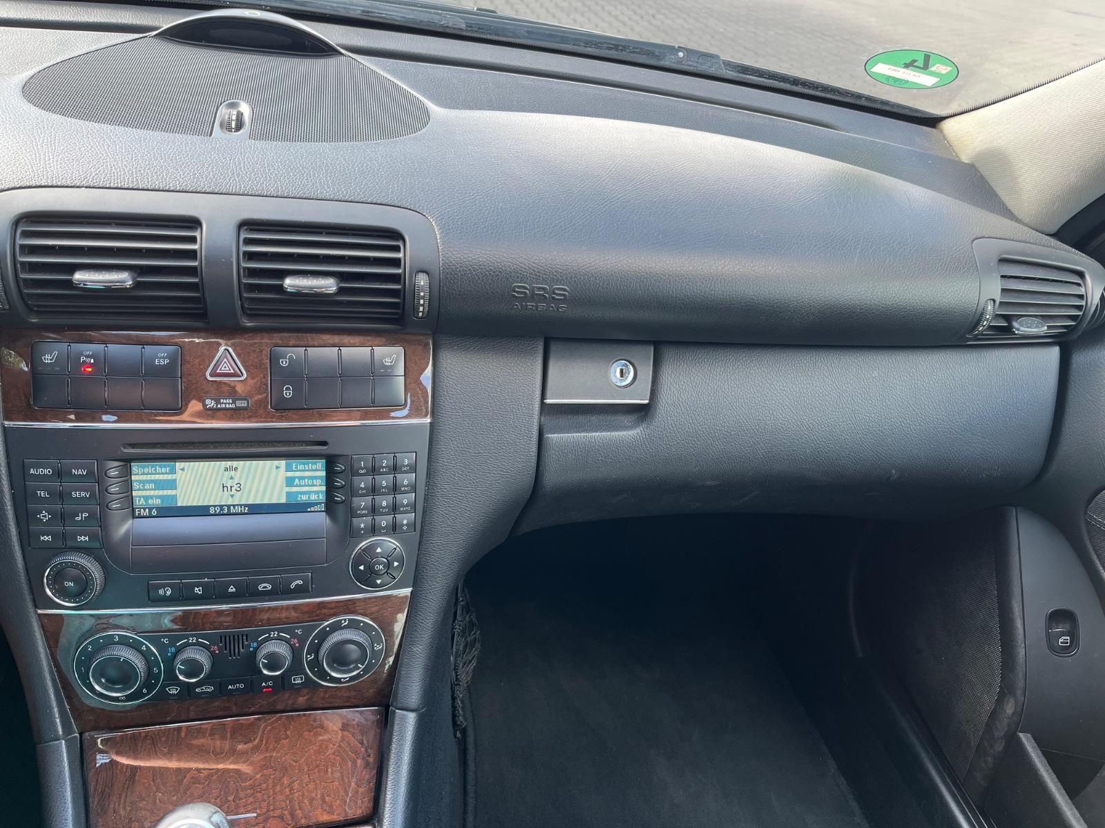 Mercedes-Benz C200 2006 — photo 13