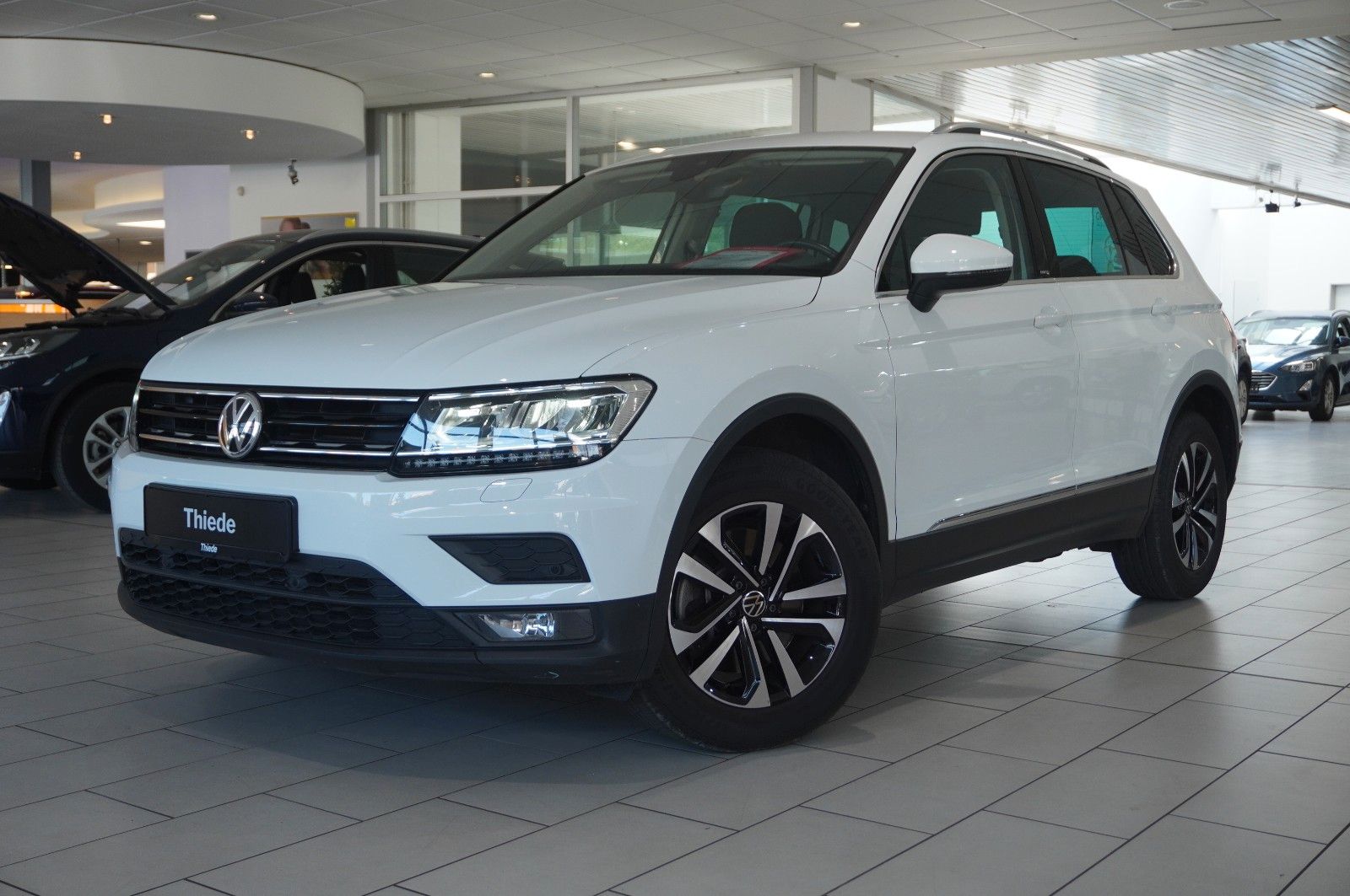 Fahrzeugabbildung Volkswagen Tiguan 2.0 TSI UNITED 4M DSG NAVI/LED/ACC/SH/AHK