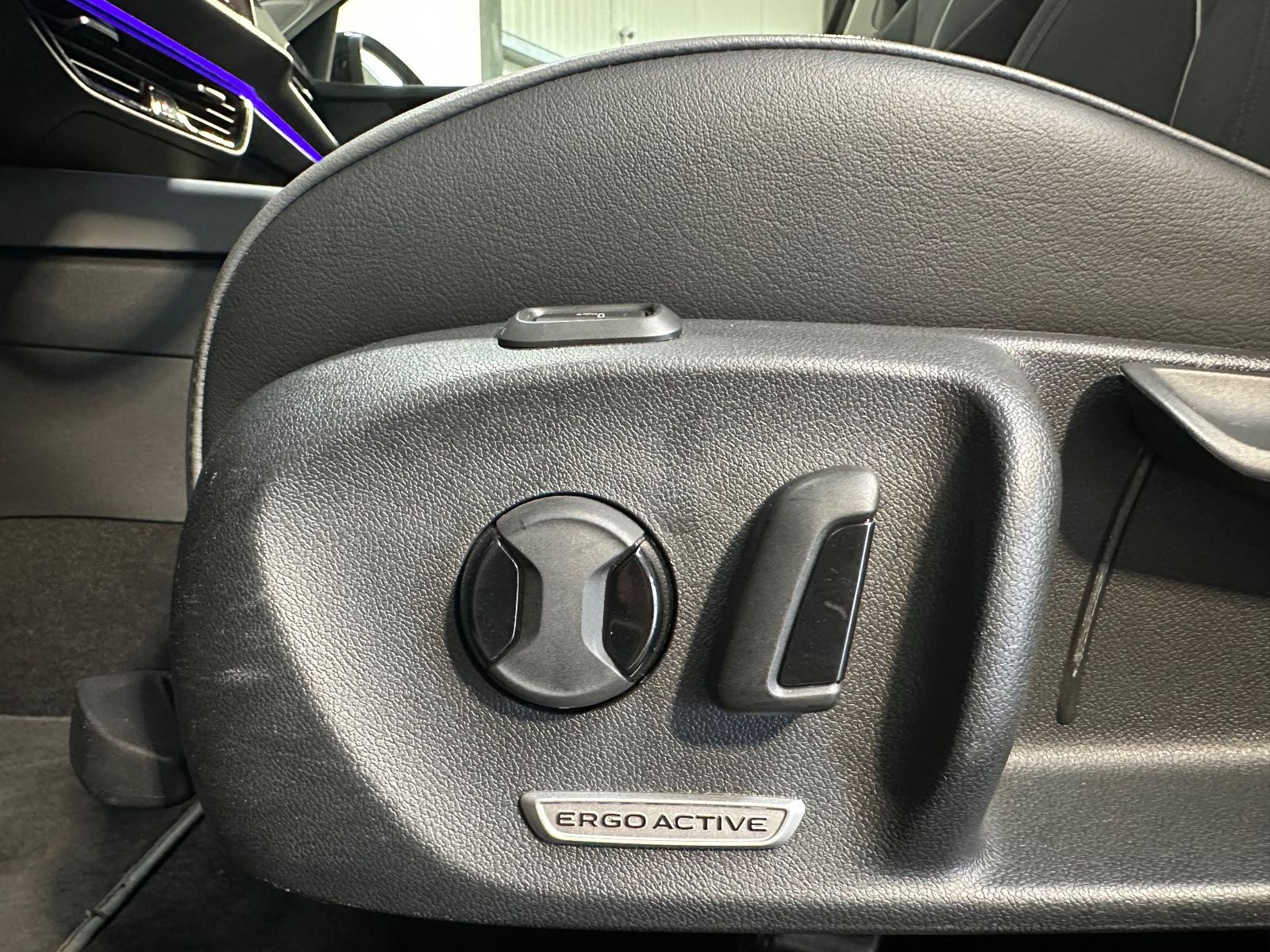 Fahrzeugabbildung Volkswagen Passat Variant 2.0 TDI DSG Business NAV+LED+AHK
