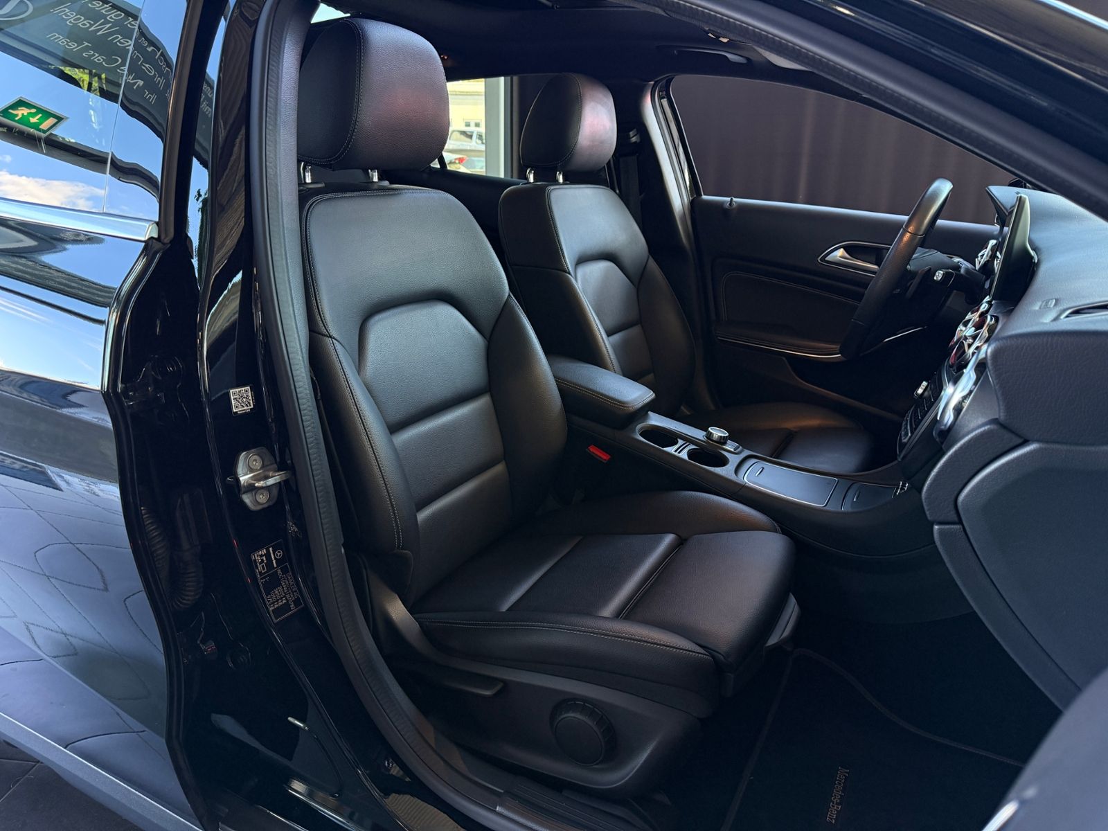 Fahrzeugabbildung Mercedes-Benz GLA 250 4Matic STNDHZ PANO DISTR 360°