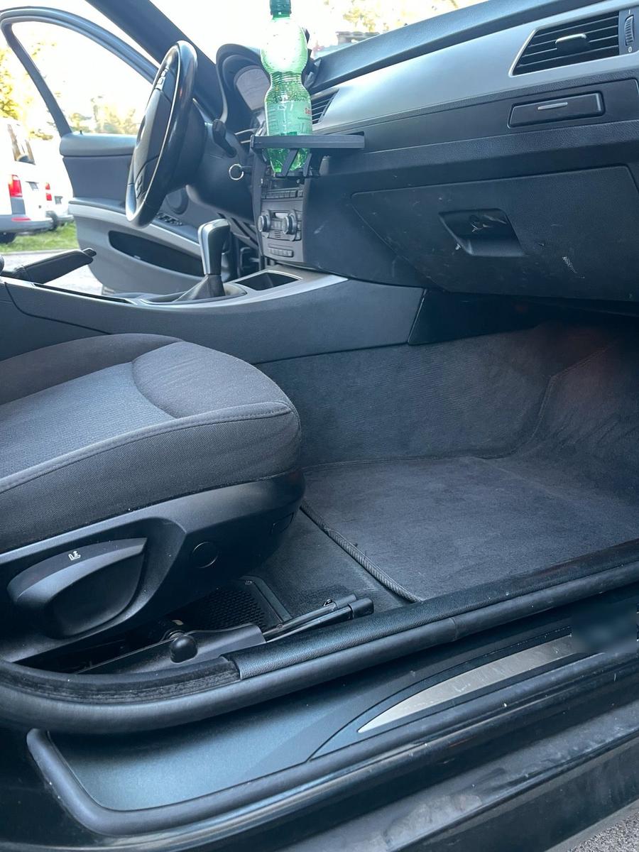 BMW 318 2009 — photo 13