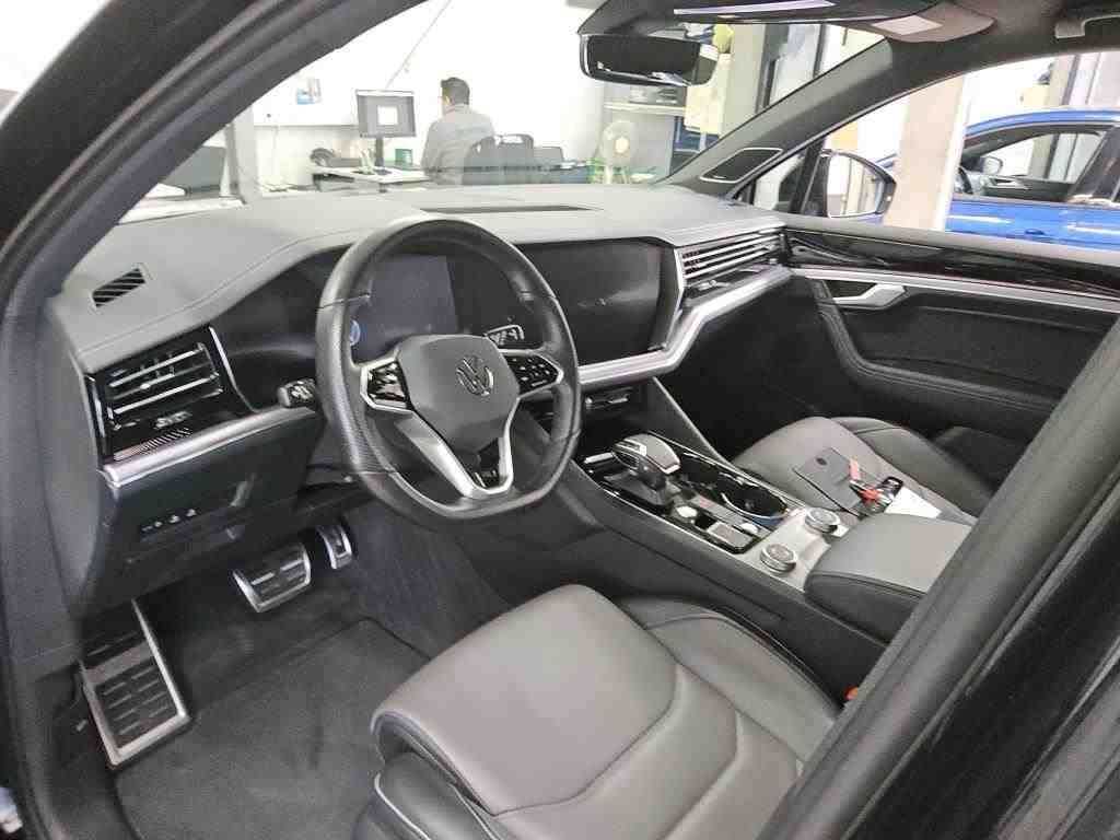 Fahrzeugabbildung Volkswagen Touareg TDI R-Line 4M Standhzg. Matrix AHK Navi