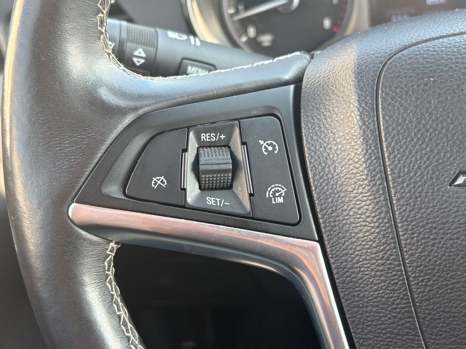 Fahrzeugabbildung Opel Mokka X 1.4 Innovation Aut. Navi LED SPORTSITZE