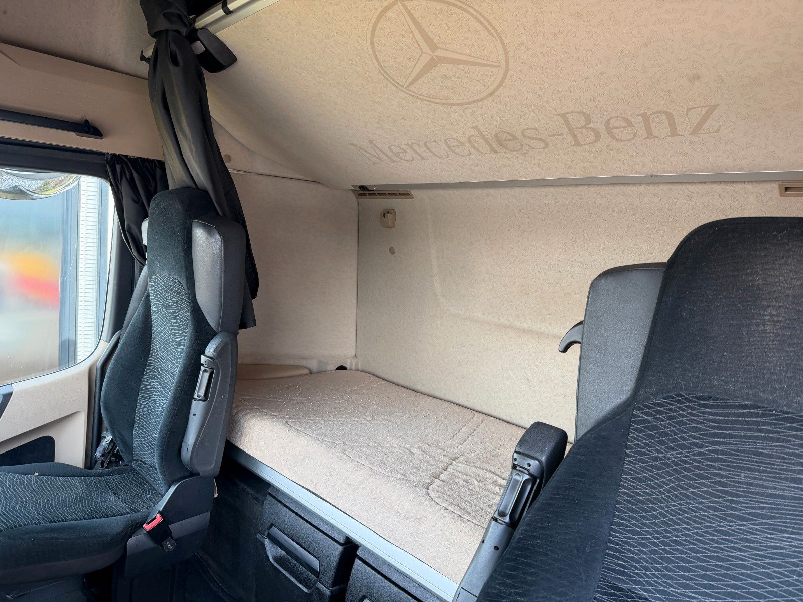Fahrzeugabbildung Mercedes-Benz Actros 2542 L 6x2 Standklima Retarder