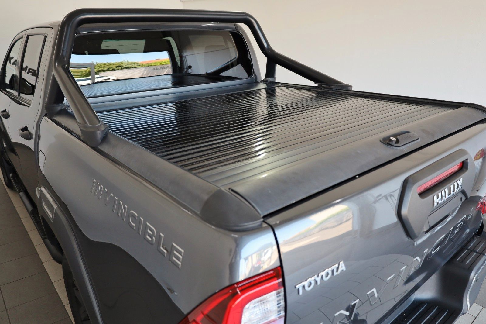 Fahrzeugabbildung Toyota Hilux 2.8 D-4D Invincible, Rollbügel, Rollo, AHK