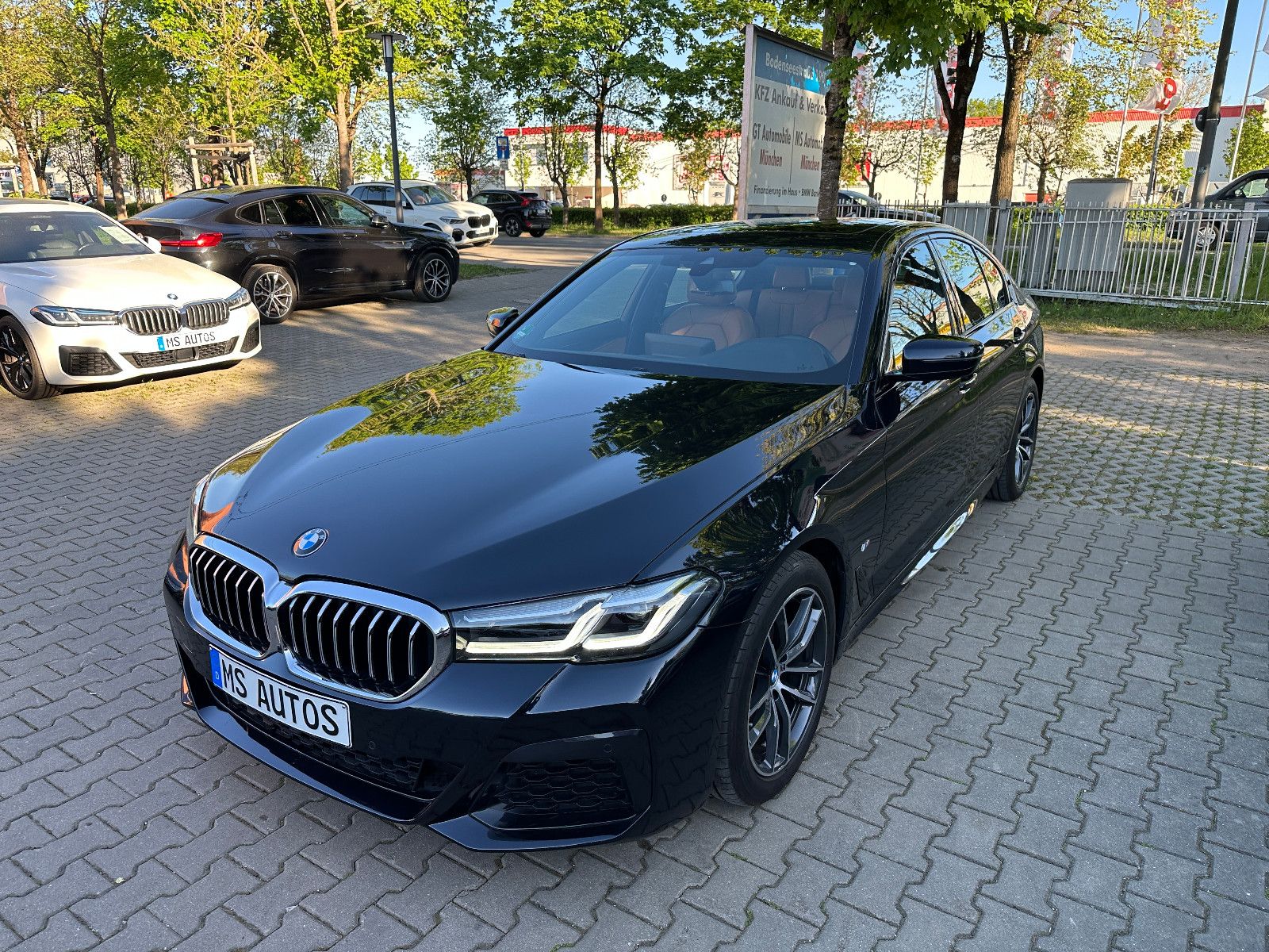 BMW 520d M-Sport*Glasdach*Harman*Kamera*AHK*4 Zonen