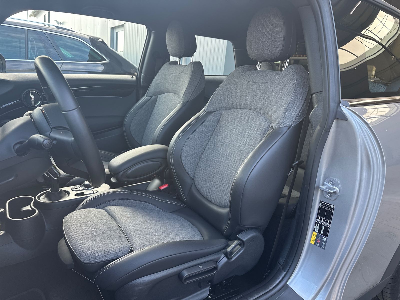 Fahrzeugabbildung MINI Cooper SE Classic Trim Black NAV+LED+KAM+SHZ