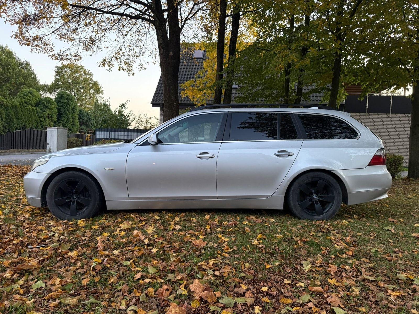 BMW 530 2004 — rear view