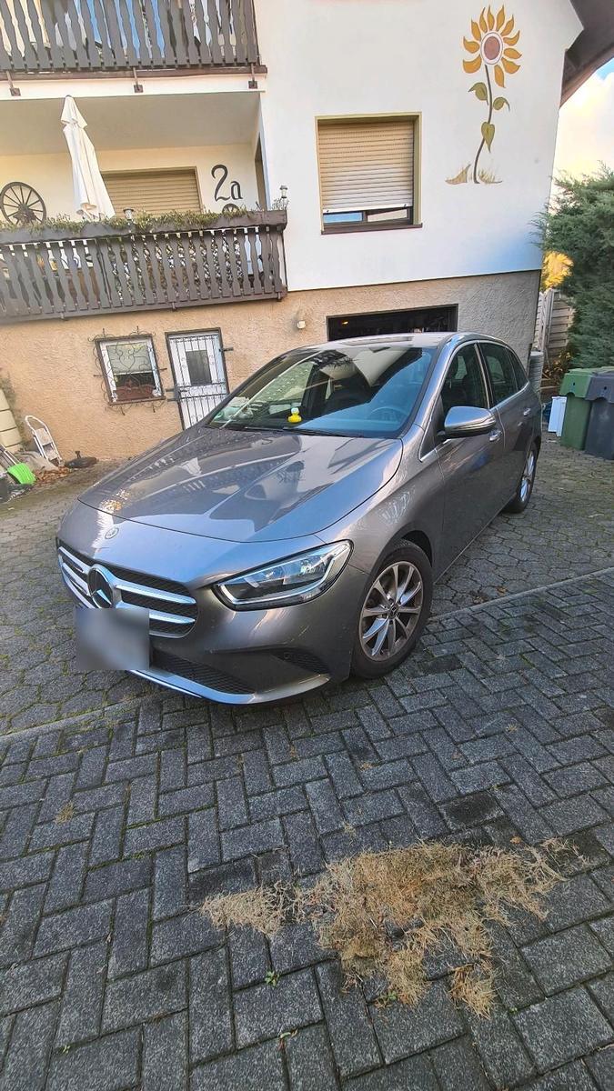 Mercedes-Benz B 180