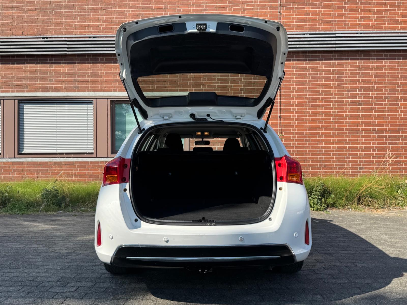 Toyota Auris 2015 — photo 21