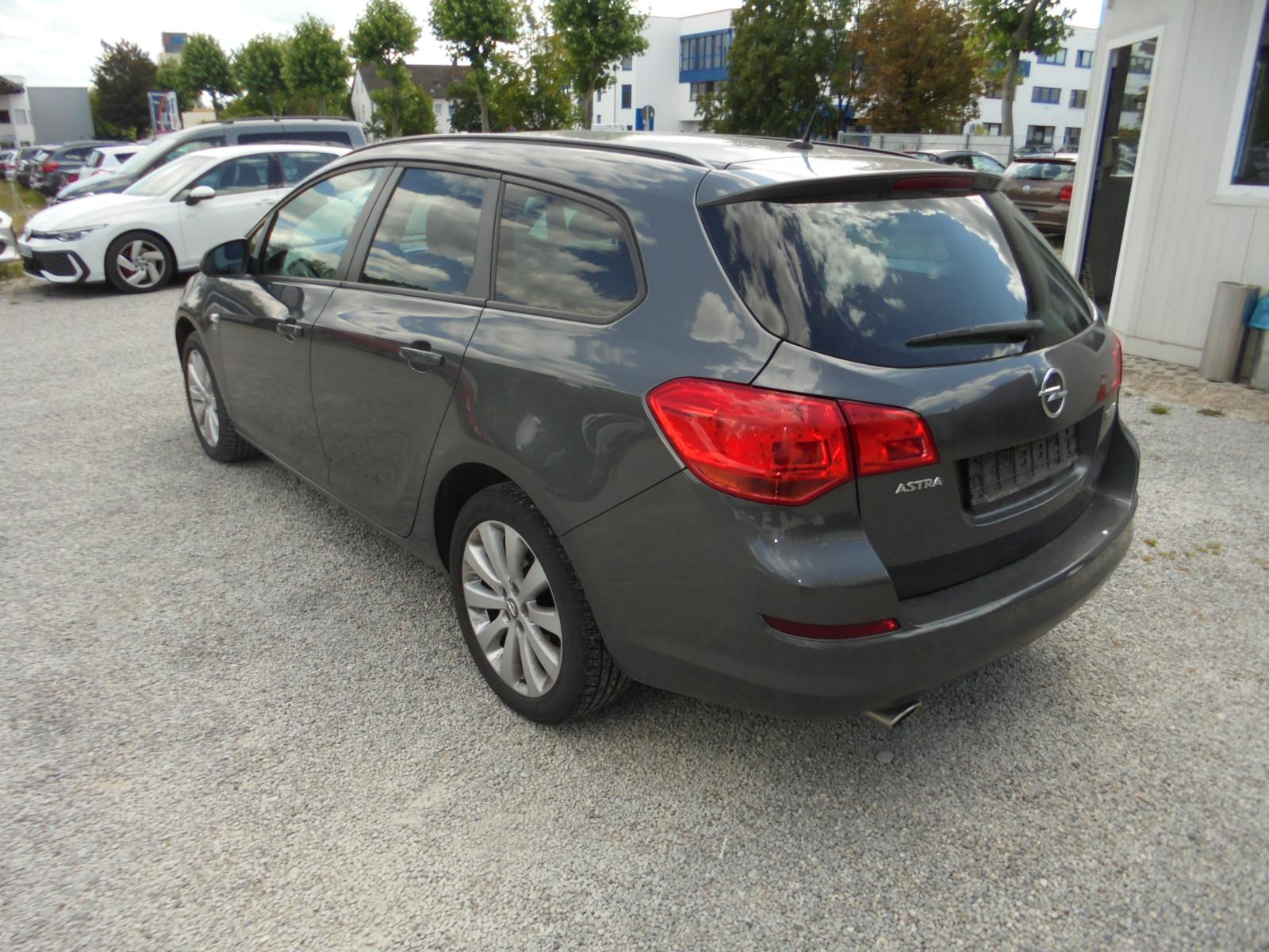 Opel Astra 2012 — photo 7