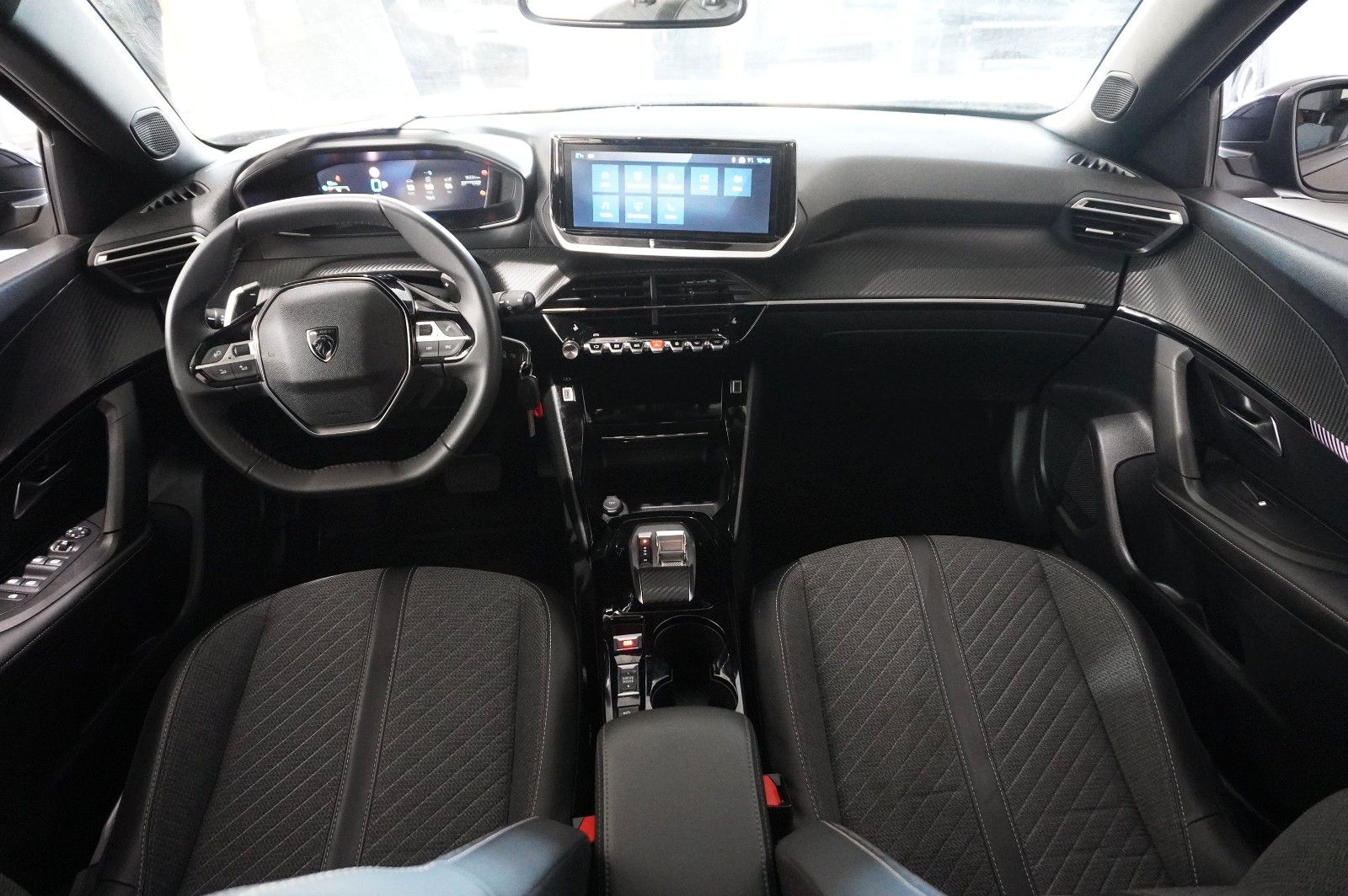 Fahrzeugabbildung Peugeot 2008 1.2 HYBRID ALLURE E-DSC NAVI/LED/SPORT/VIRT
