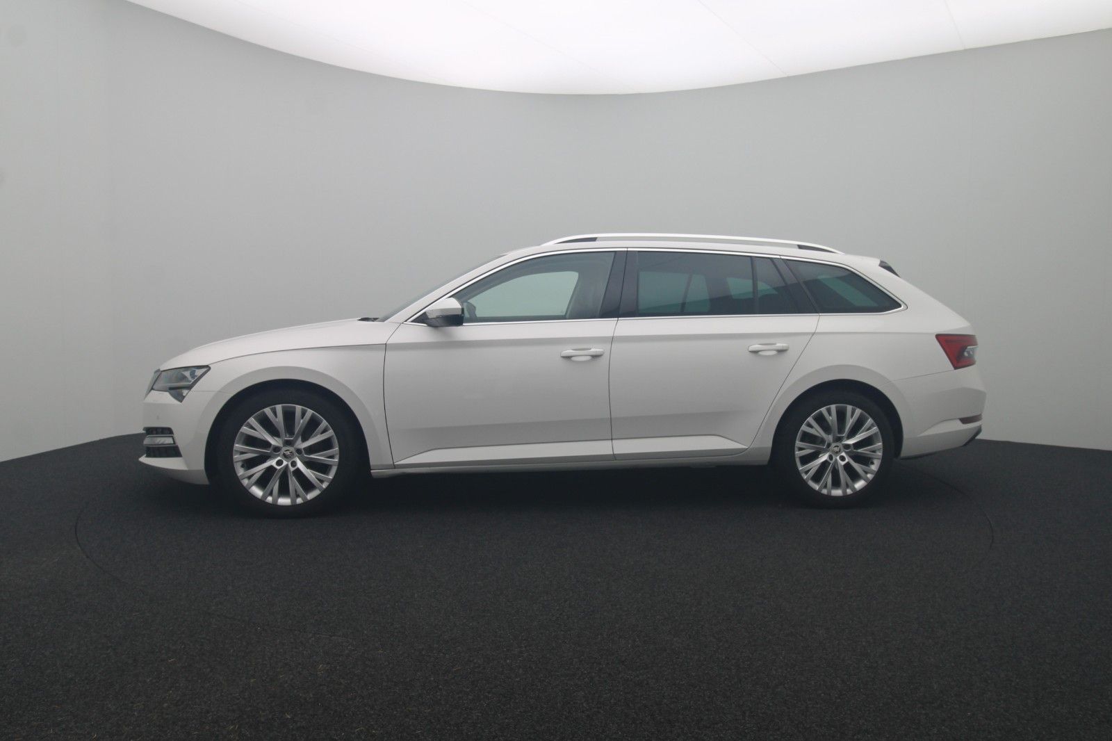 Fahrzeugabbildung SKODA Superb Combi Premium Edition 4x4 LED Panorama