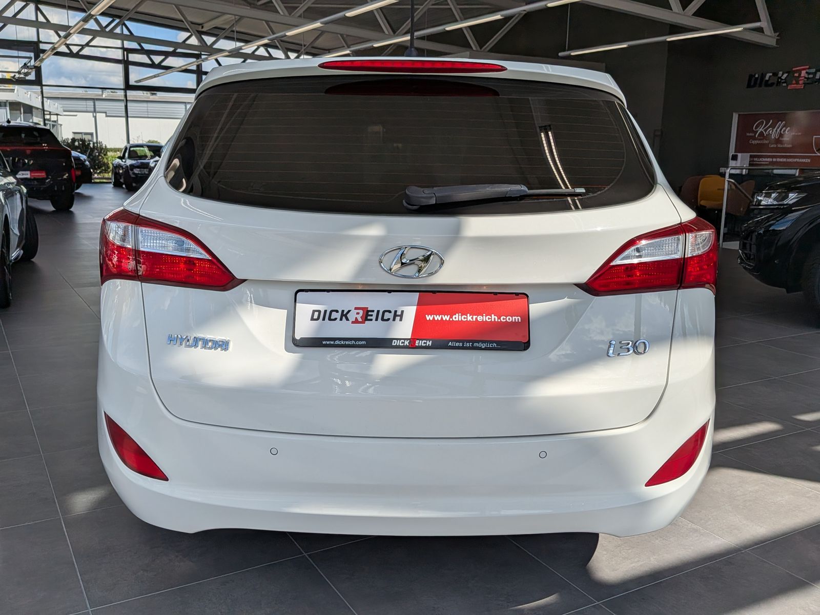 Fahrzeugabbildung Hyundai i30 1.6 Classic PDC Tempomat Bluetooth LHz SHz