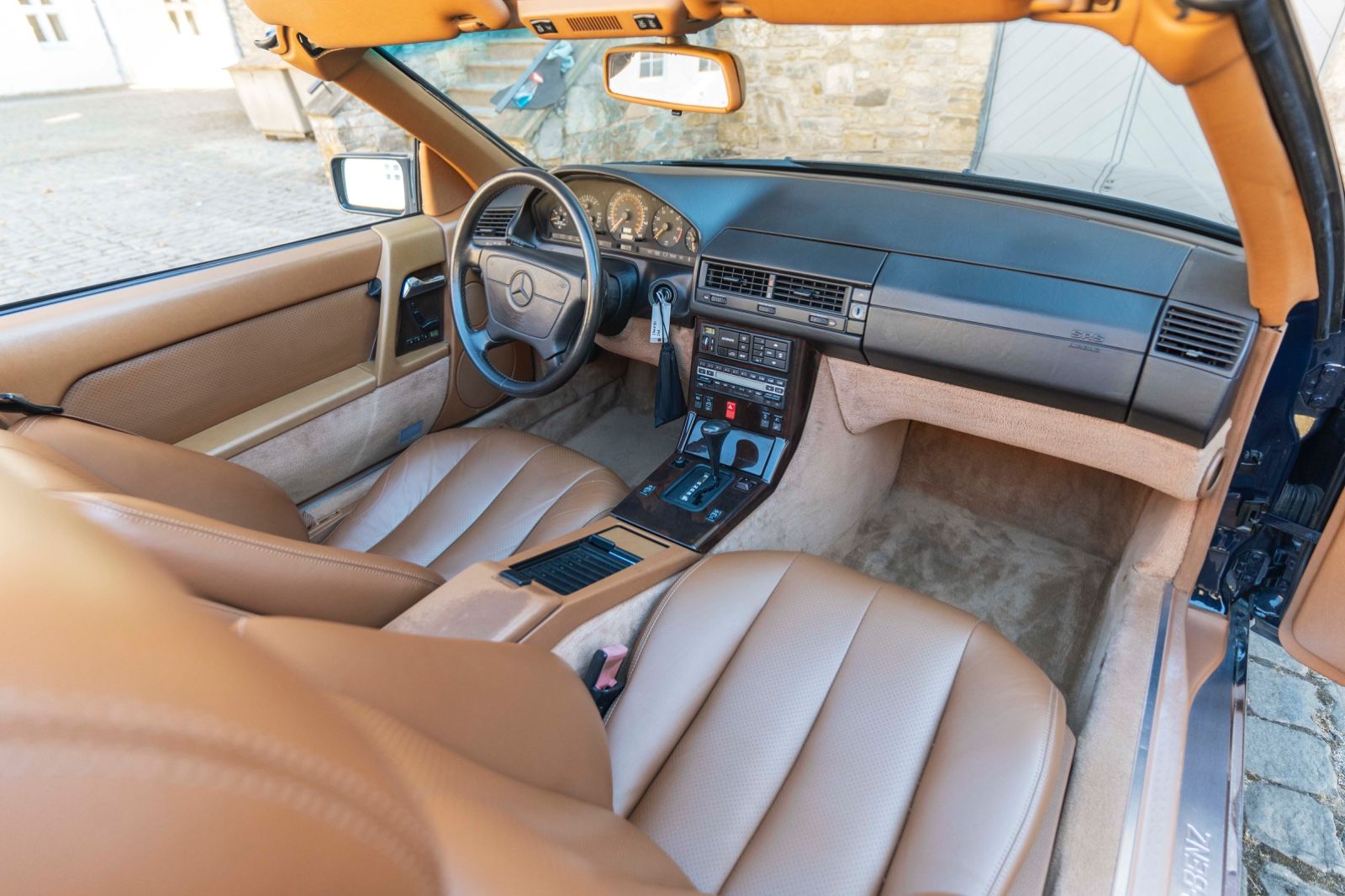 Fahrzeugabbildung Mercedes-Benz SL 500 TEMPOMAT ELEK.SITZE LEDER