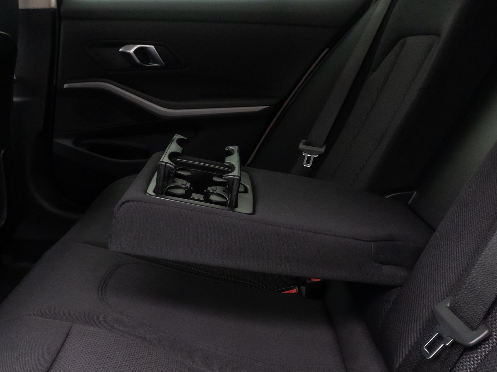 Fahrzeugabbildung BMW 320d HUD DAB Laser PDC DrivAssist Komfort Alarm