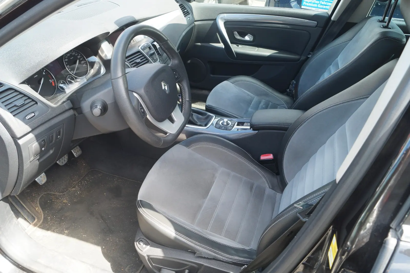 Renault Laguna 2010 — photo 11