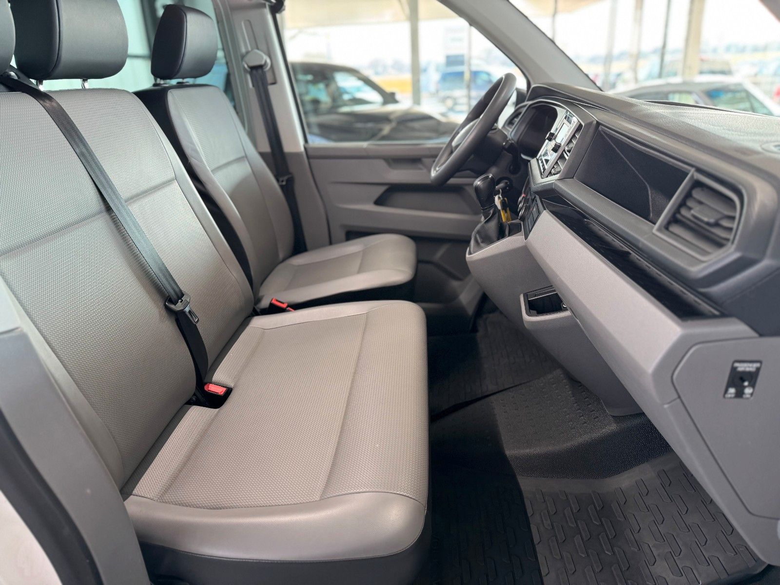 Fahrzeugabbildung Volkswagen T6 Transporter Kombi 2.0 TDI "Klima  9-Sitzer"