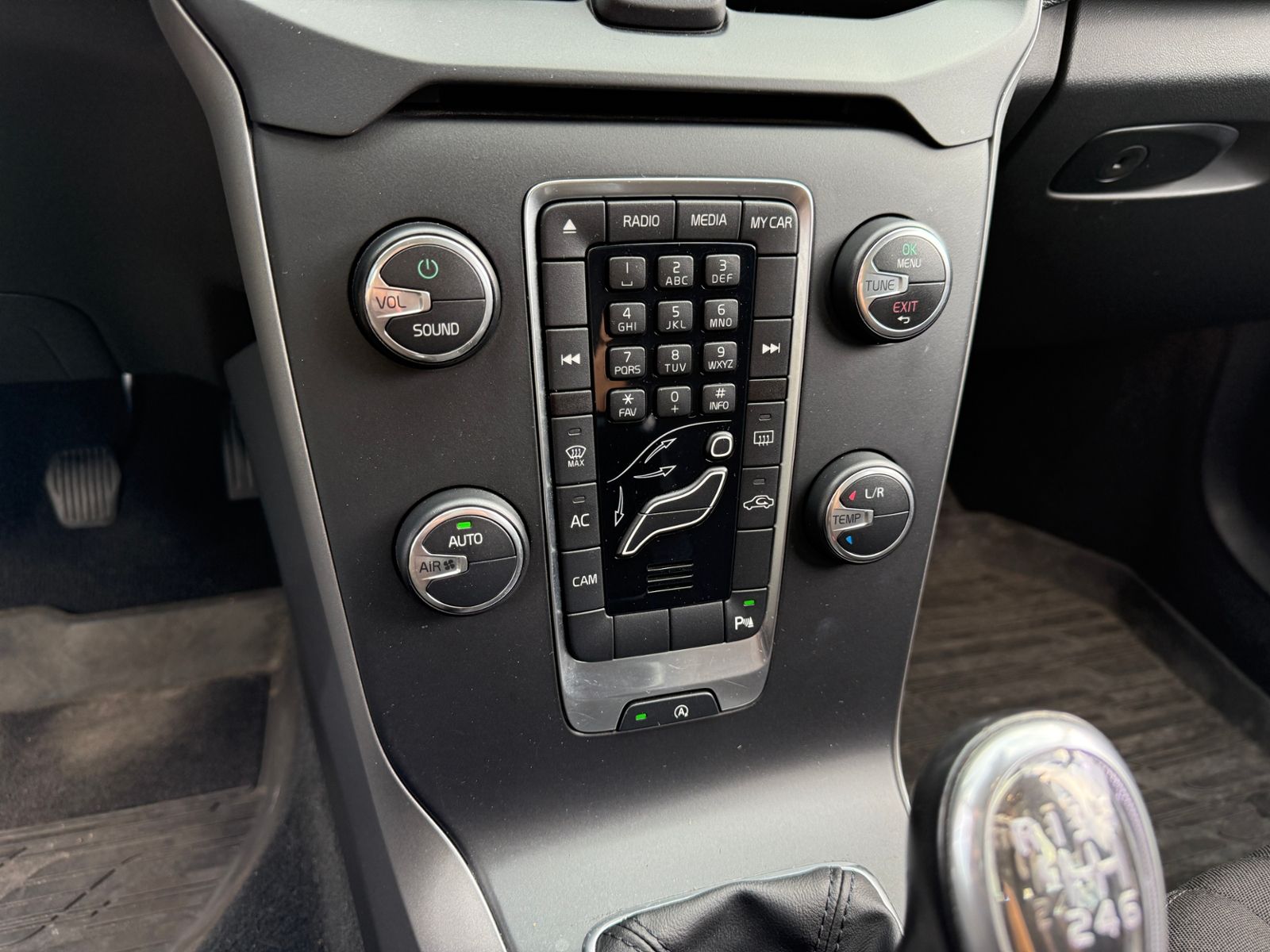 Fahrzeugabbildung Volvo V40 Kinetic RFK KLIMA ALU 8-Fach bereift