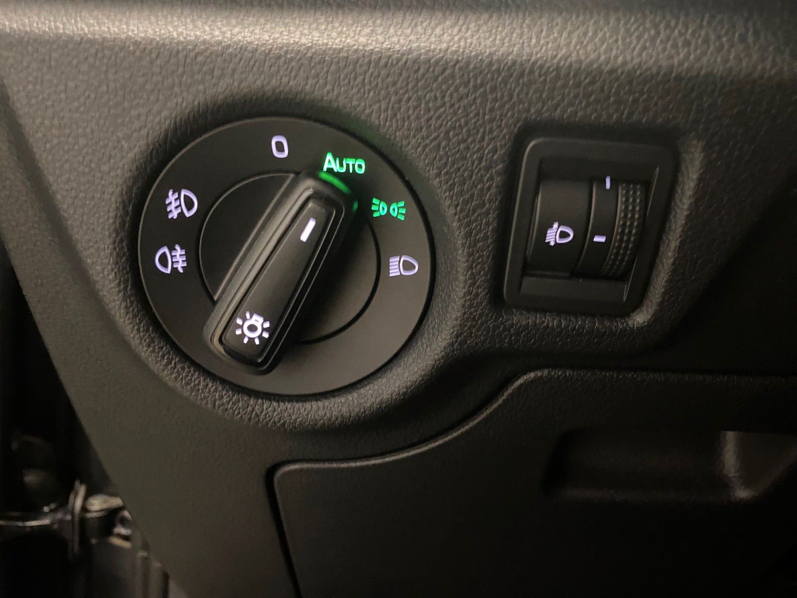 Fahrzeugabbildung SKODA Kamiq 1.5 TSI DSG Selection+SITZHEIZUNG+KAMERA++