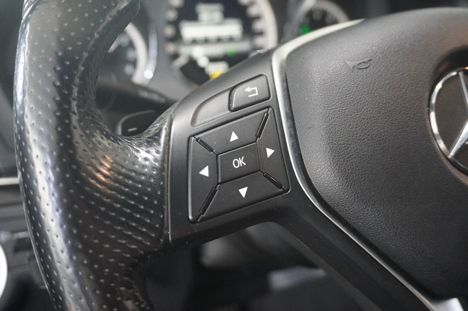 Fahrzeugabbildung Mercedes-Benz E 200 COUPE AVAMTGRADE NAVI/SHZ/SPORT/PDC/TEMP.