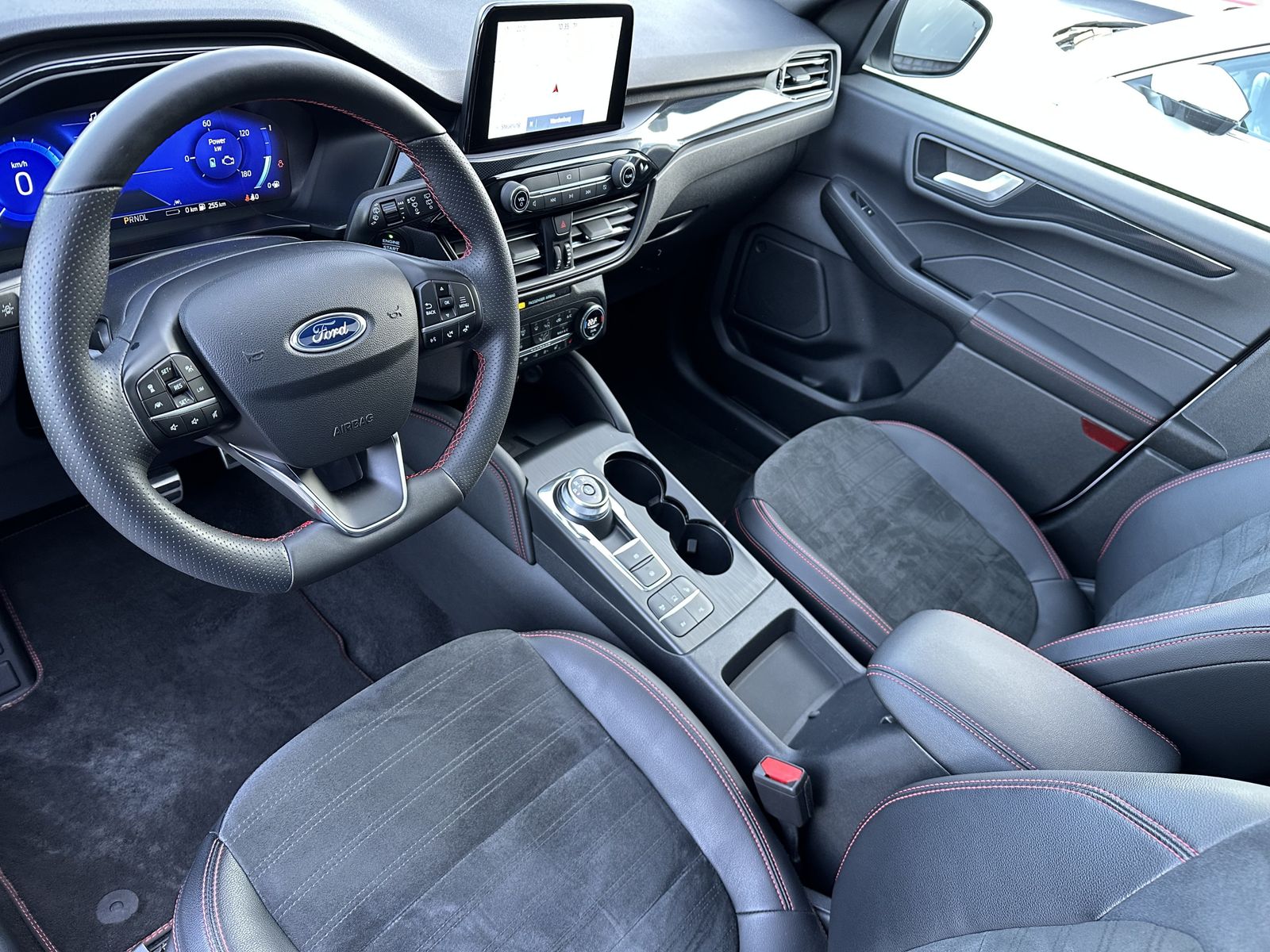 Fahrzeugabbildung Ford Kuga ST-Line X NAV+LED+PANO+AHK+20ZO+ACC+KAMERA