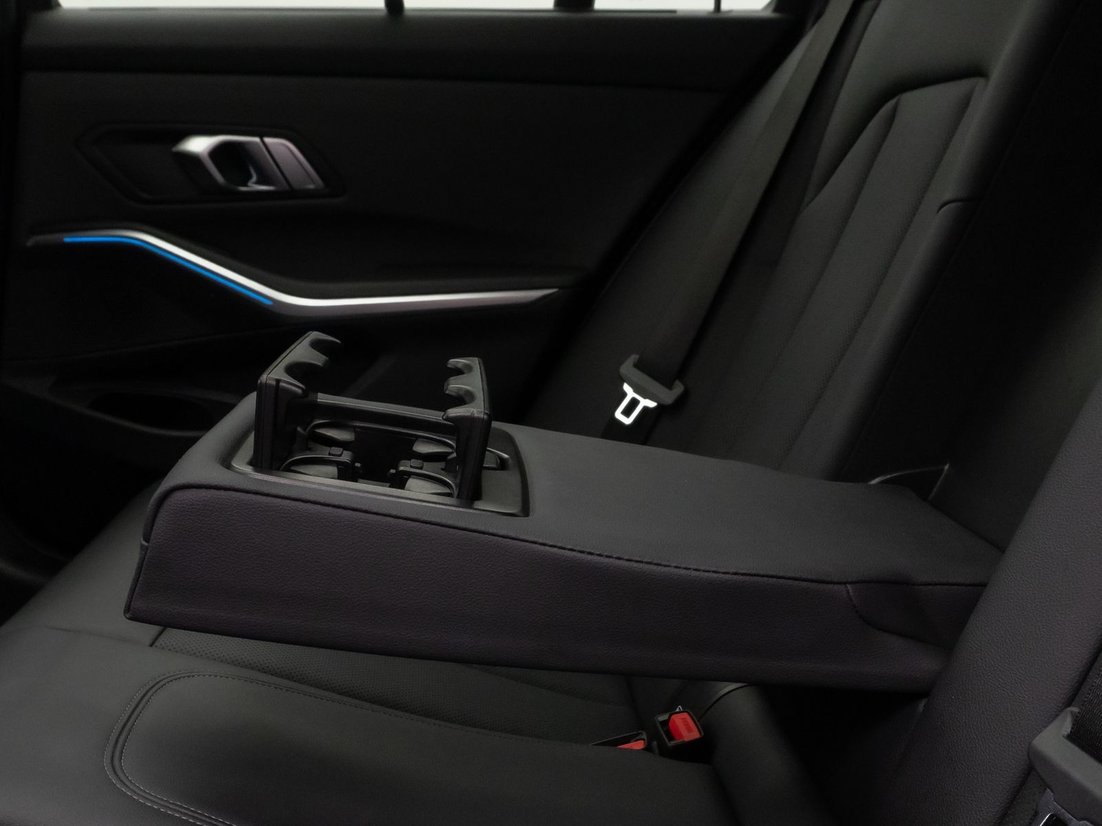 Fahrzeugabbildung BMW 318d M Sport Panorama Kamera HUD DAB HiFi AHK