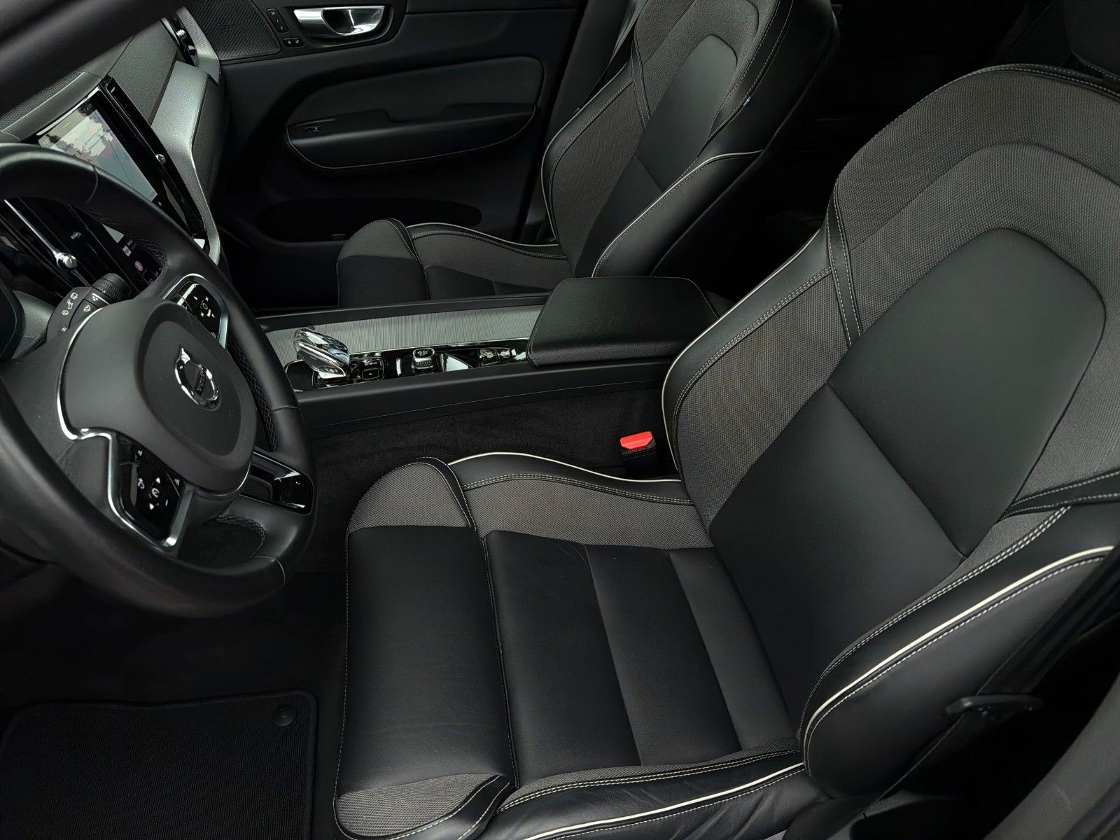 Fahrzeugabbildung Volvo XC60 R Design Recharge Plug-In Hybrid AWD