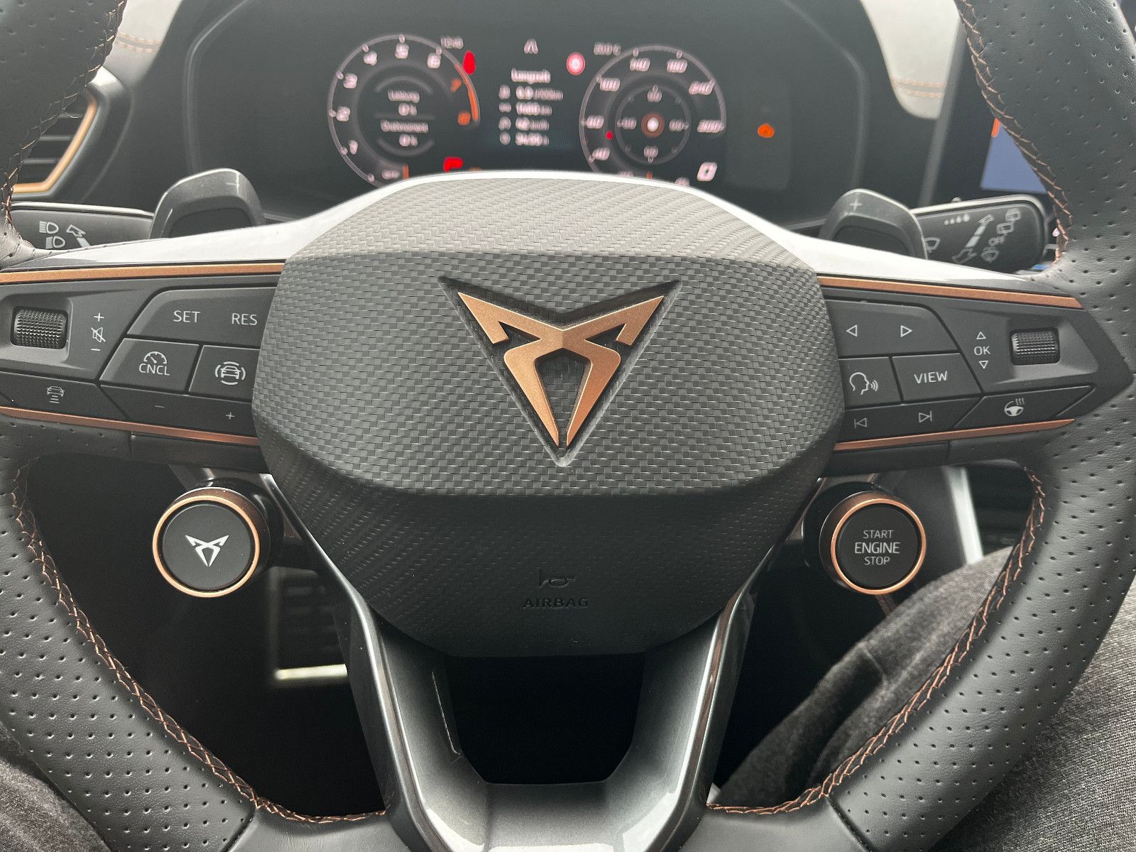 Fahrzeugabbildung CUPRA Leon 1.5 eTSI 110 kW SHZ PDC LED CARPLAY LHZ 18"