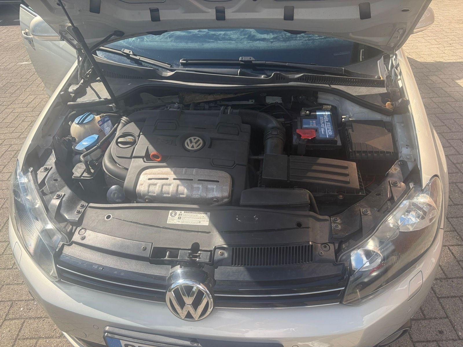 Volkswagen Golf 2010 — interior
